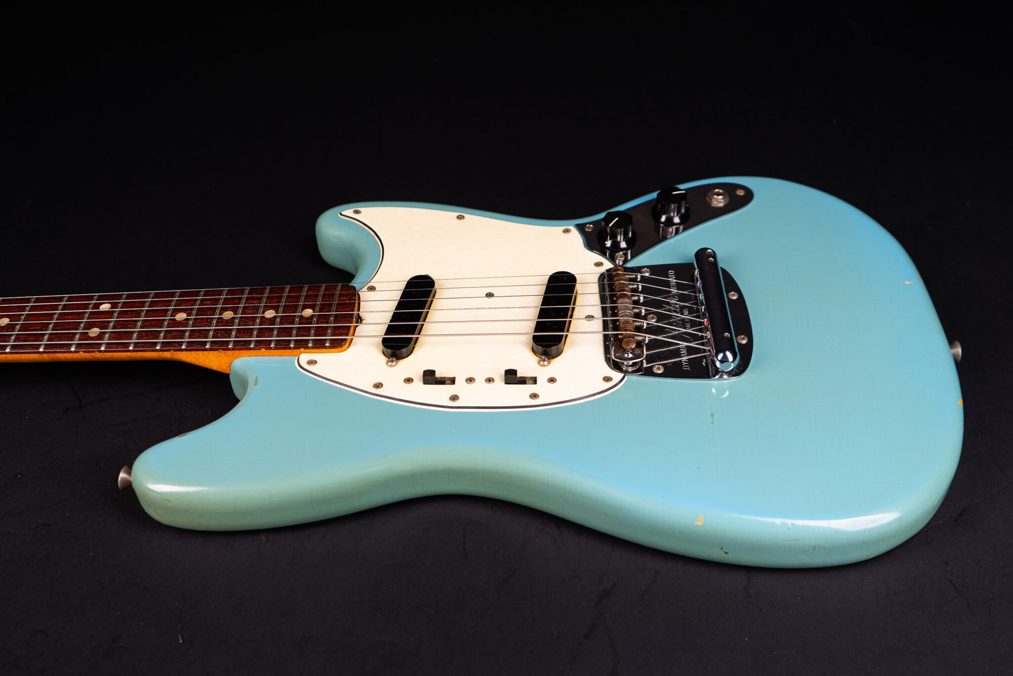 1966-fender-mustang-blue-guitarpoint