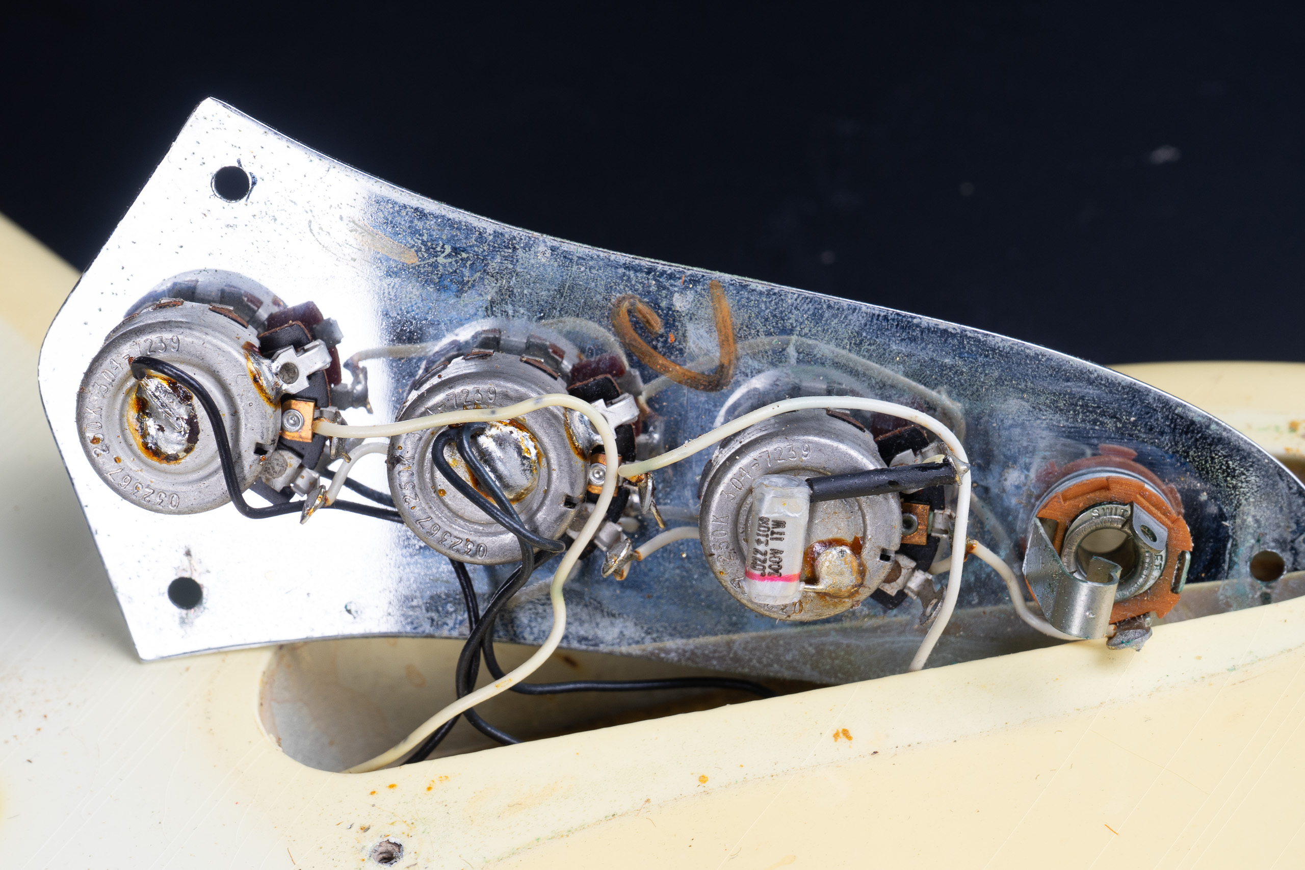 1972 Fender Jazz Bass – Olympic White