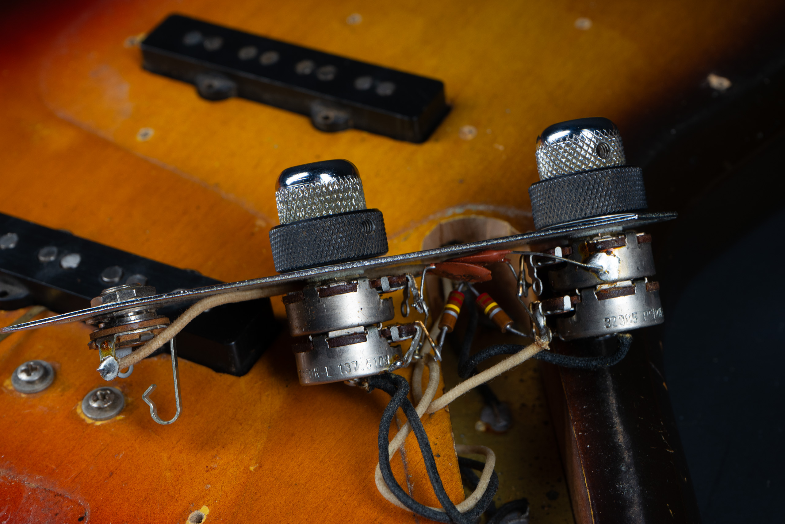 1961 Fender Stack Knob Jazz Bass – Sunburst