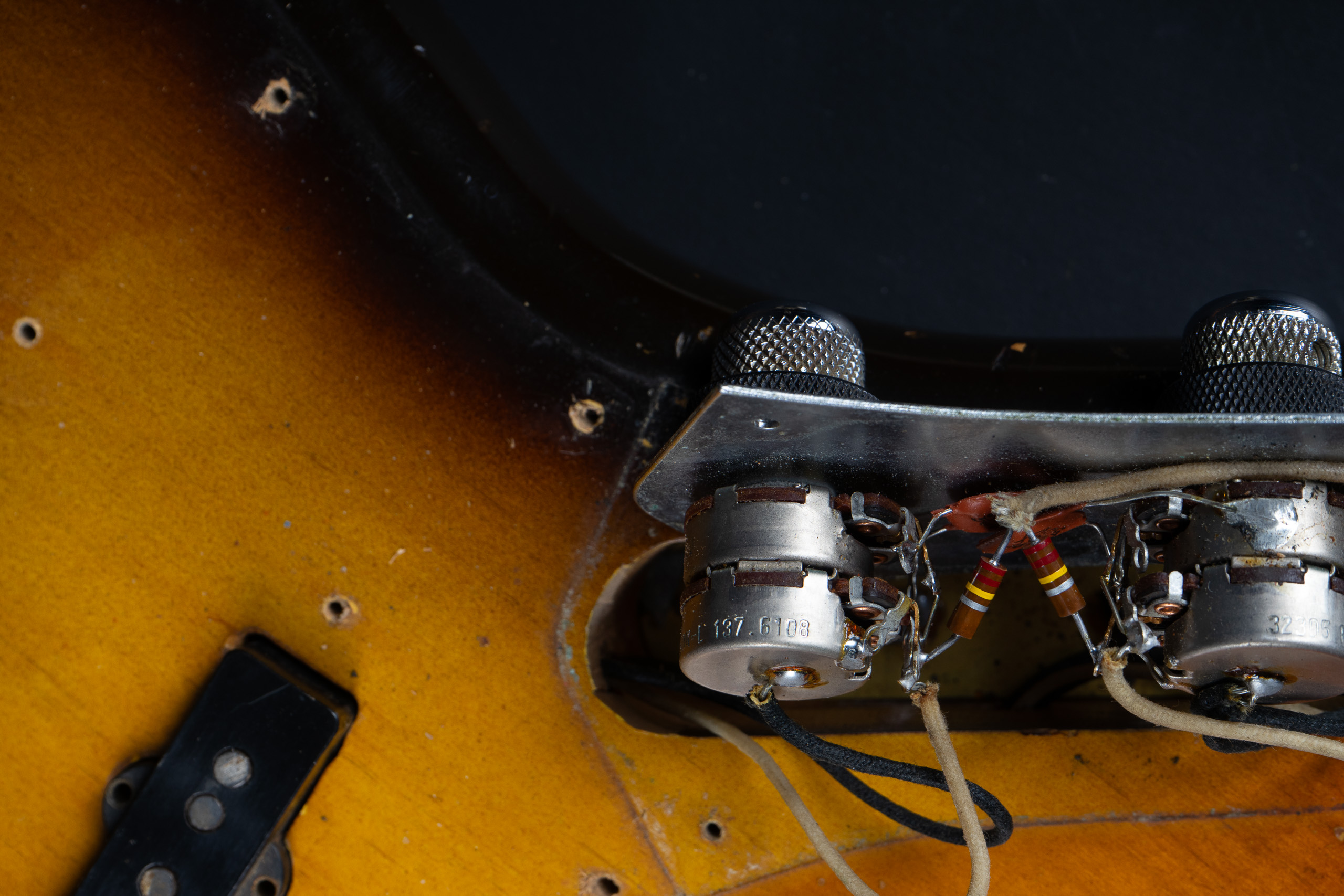 1961 Fender Stack Knob Jazz Bass – Sunburst