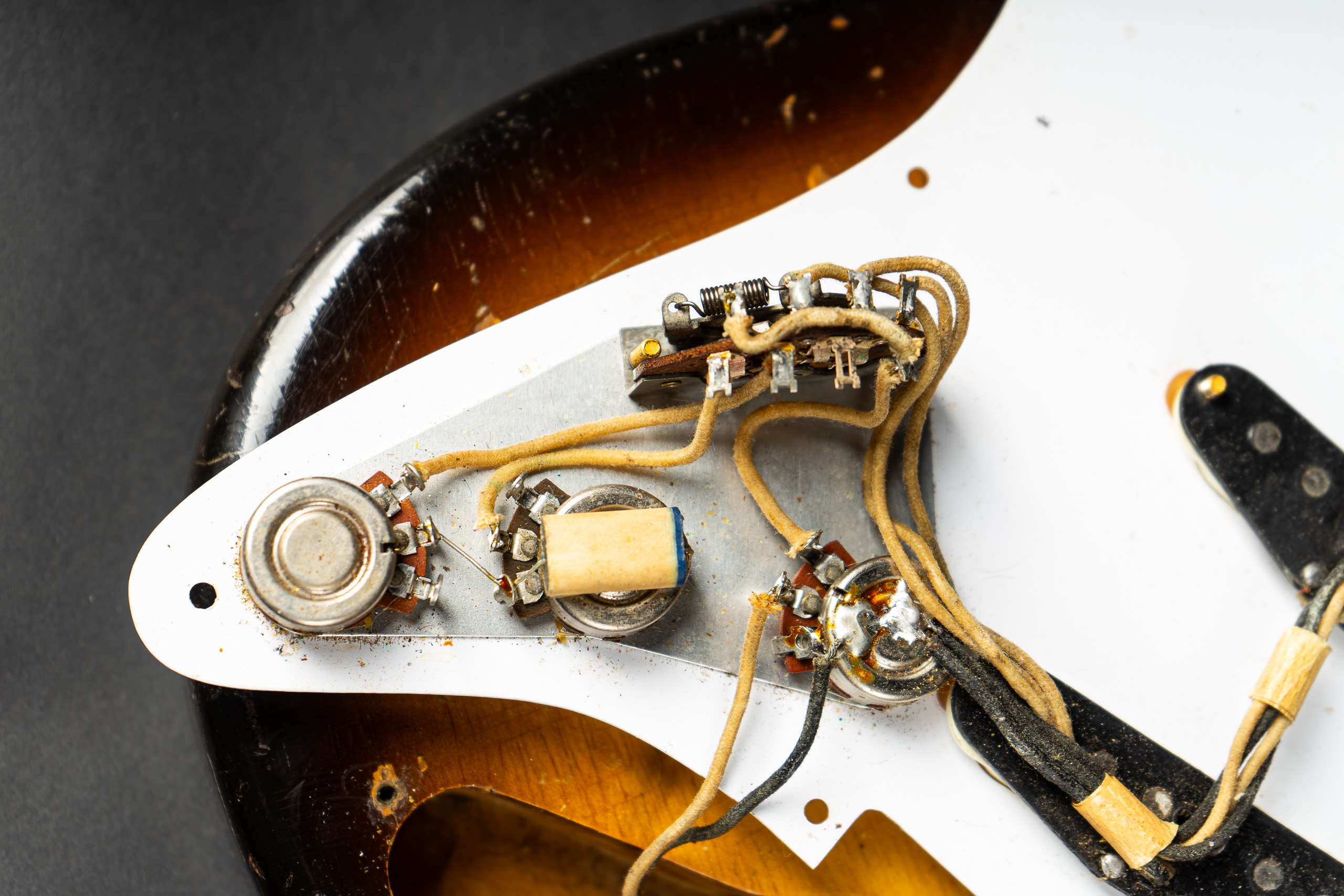 1958 Fender Stratocaster Gold Hardware – Two-Tone Sunburst (1957 specs)