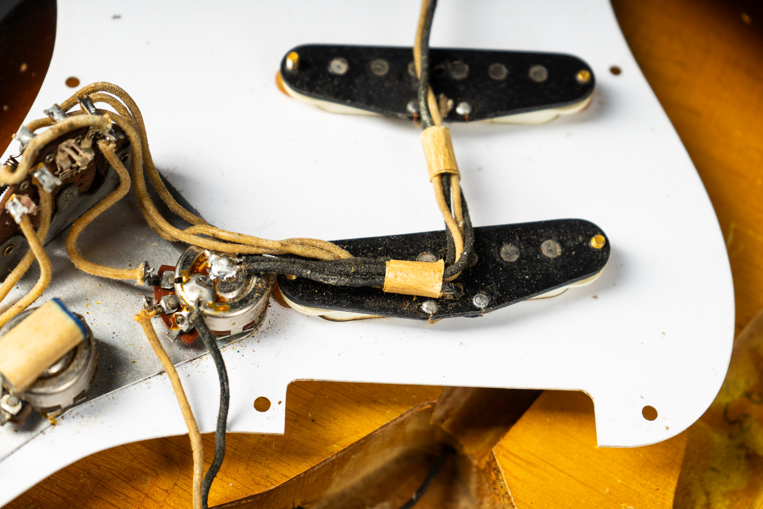 1958 Fender Stratocaster Gold Hardware – Two-Tone Sunburst (1957 specs)