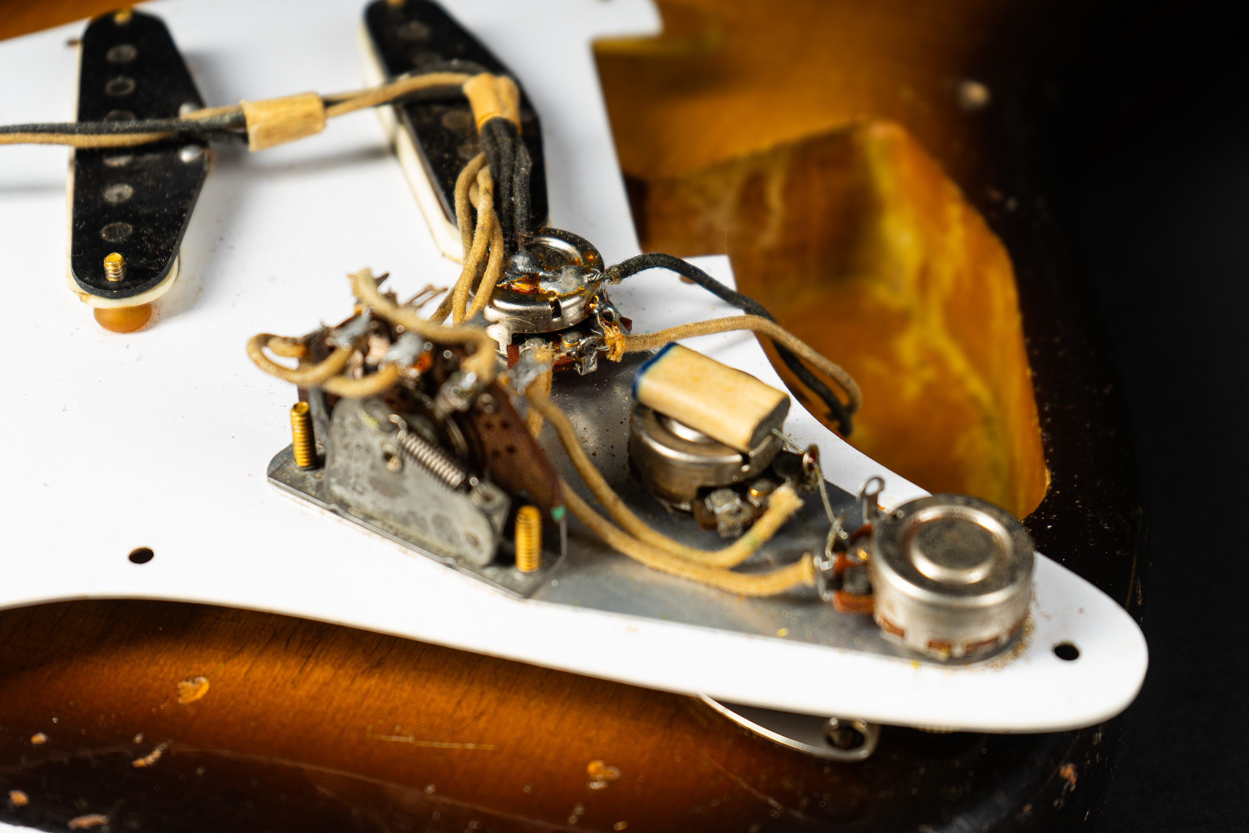 1958 Fender Stratocaster Gold Hardware – Two-Tone Sunburst (1957 specs)