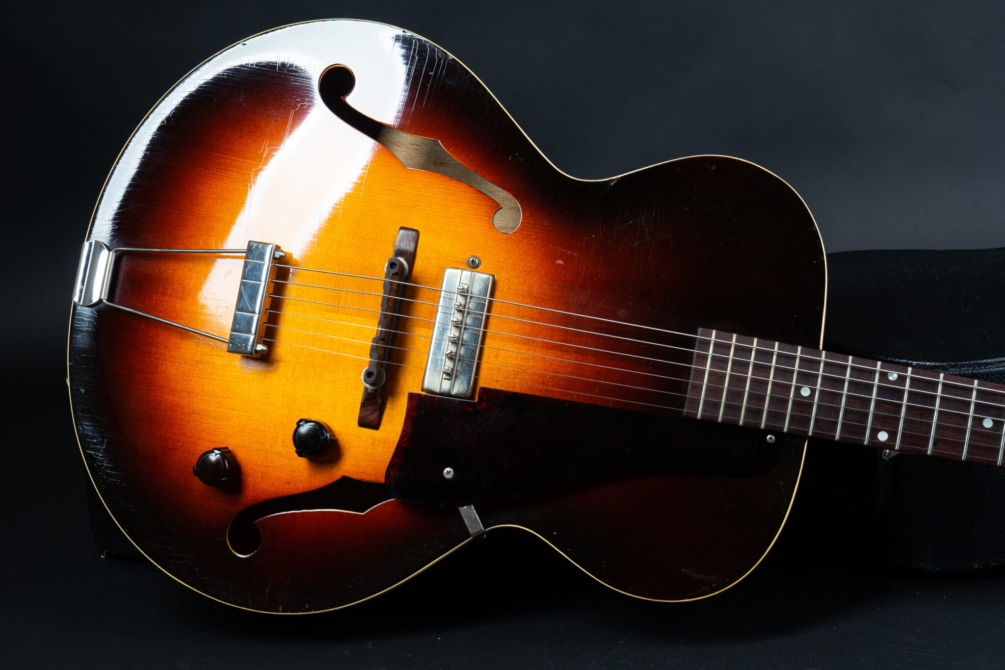 https://guitarpoint.de/app/uploads/products/1941-gibson-es-150-sunburst/1941-Gibson-ES-150-Sunburst-8-2048x1366.jpg