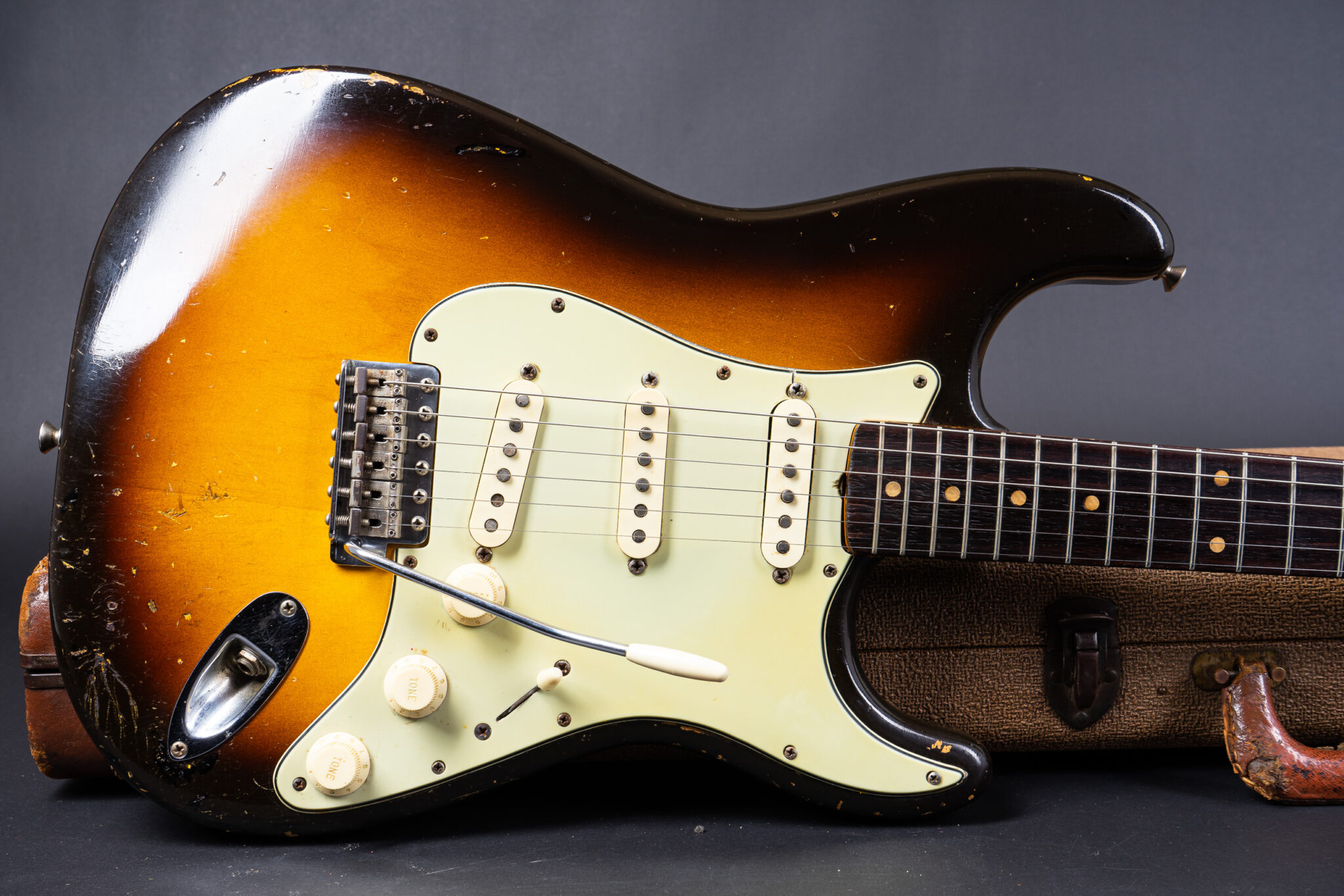 https://guitarpoint.de/app/uploads/products/1960-fender-stratocaster-sunburst-3/1960-Fender-Stratocaster-Sunburst-51347-10-2048x1366.jpg