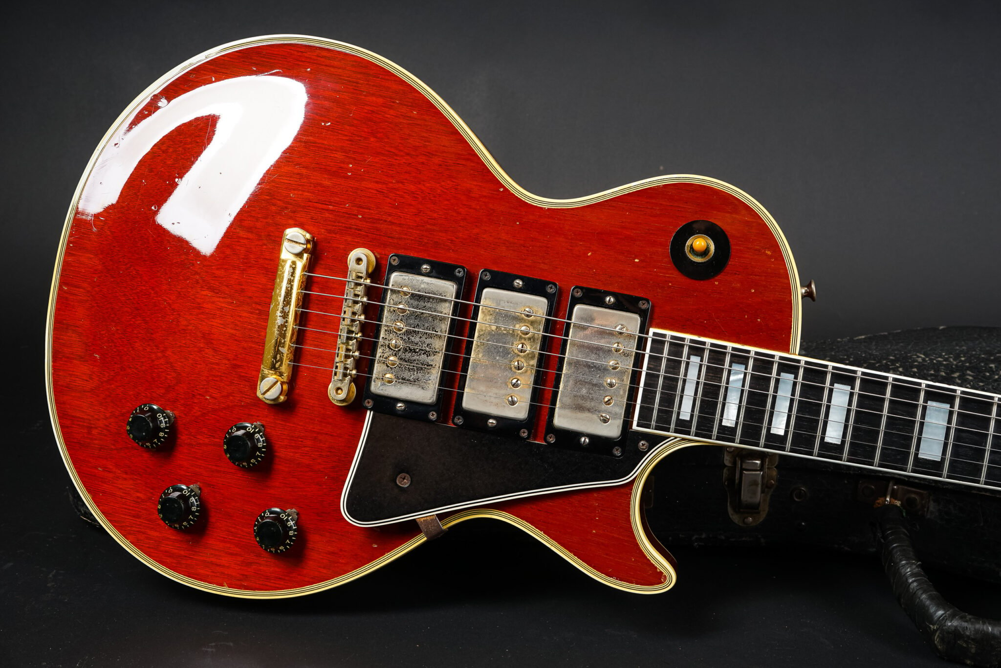 https://guitarpoint.de/app/uploads/products/1960-gibson-les-paul-custom-cherry-red-01689/1960-Gibson-Les-Paul-Custom-Cherry-01689-7-2048x1366.jpg