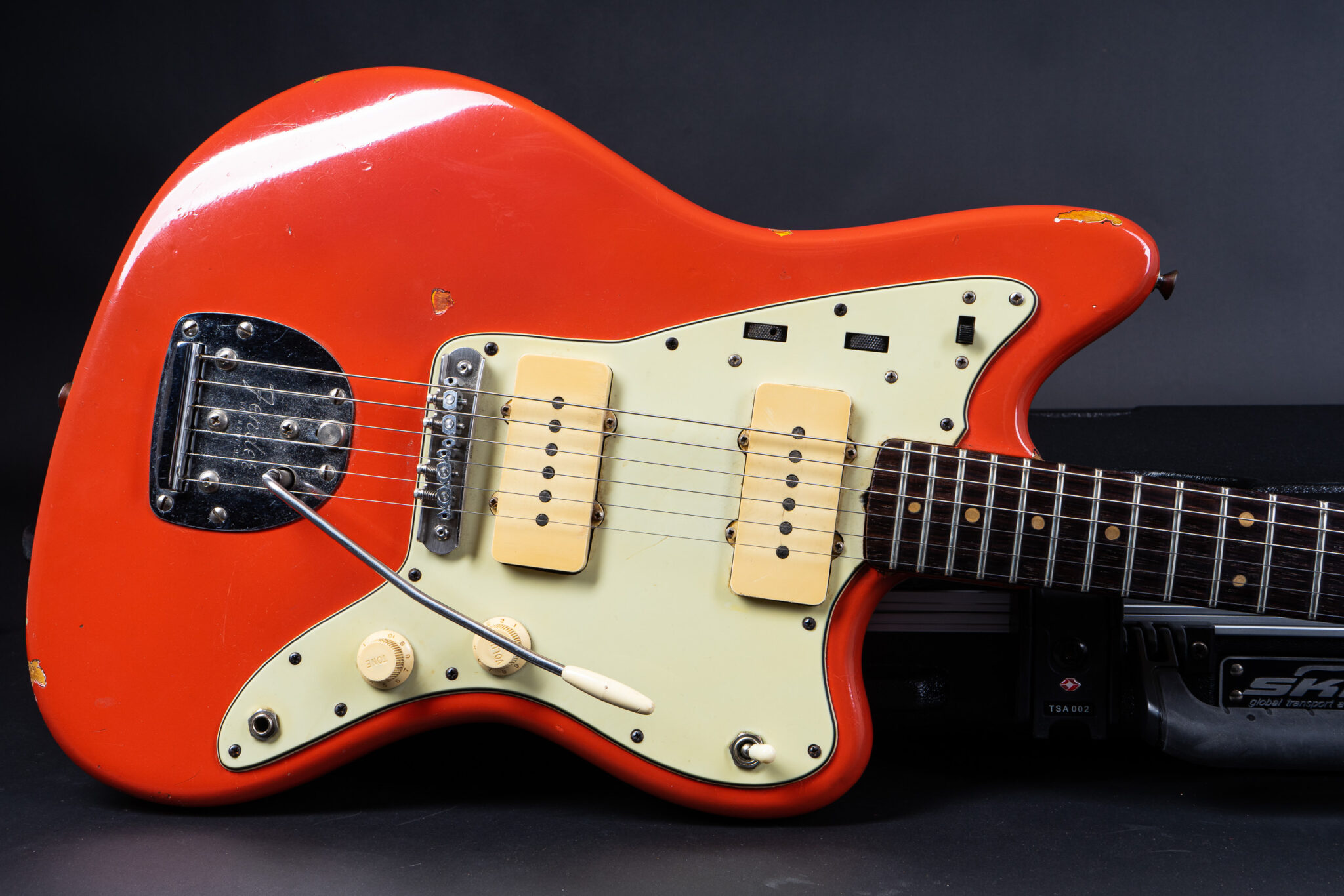 https://guitarpoint.de/app/uploads/products/1963-fender-jazzmaster-fiesta-red-refin/1963-Fender-Jazzmaster-Fiesta-Red-L26925-9-2048x1366.jpg