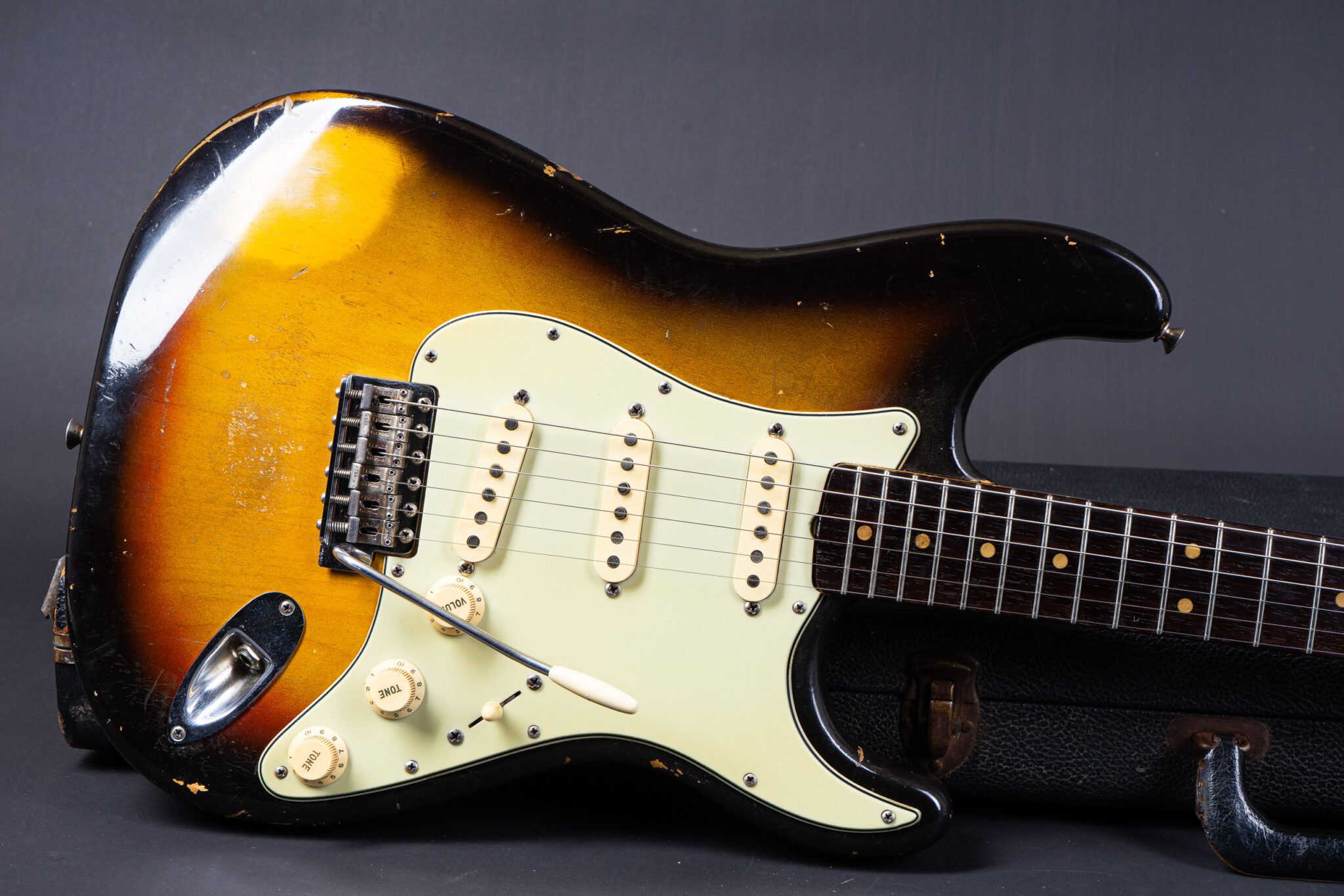 https://guitarpoint.de/app/uploads/products/1963-fender-stratocaster-3-tone-sunburst-6/163-Fender-Stratocaster-Sunburst-L13390-9-2048x1366.jpg