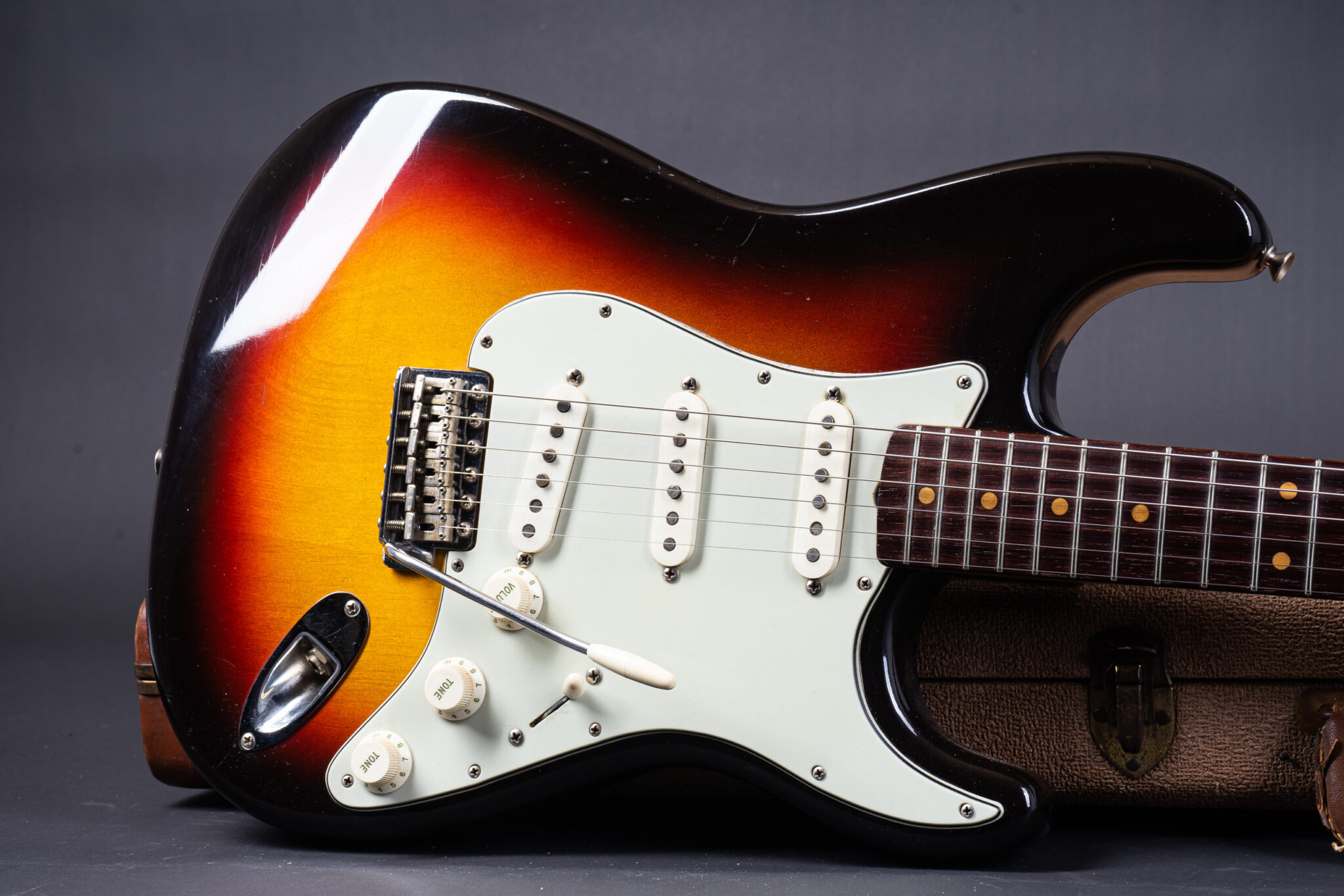 https://guitarpoint.de/app/uploads/products/1963-fender-stratocaster-sunburst-near-mint/1963-Fender-Stratocaster-L07123-11-2048x1366.jpg