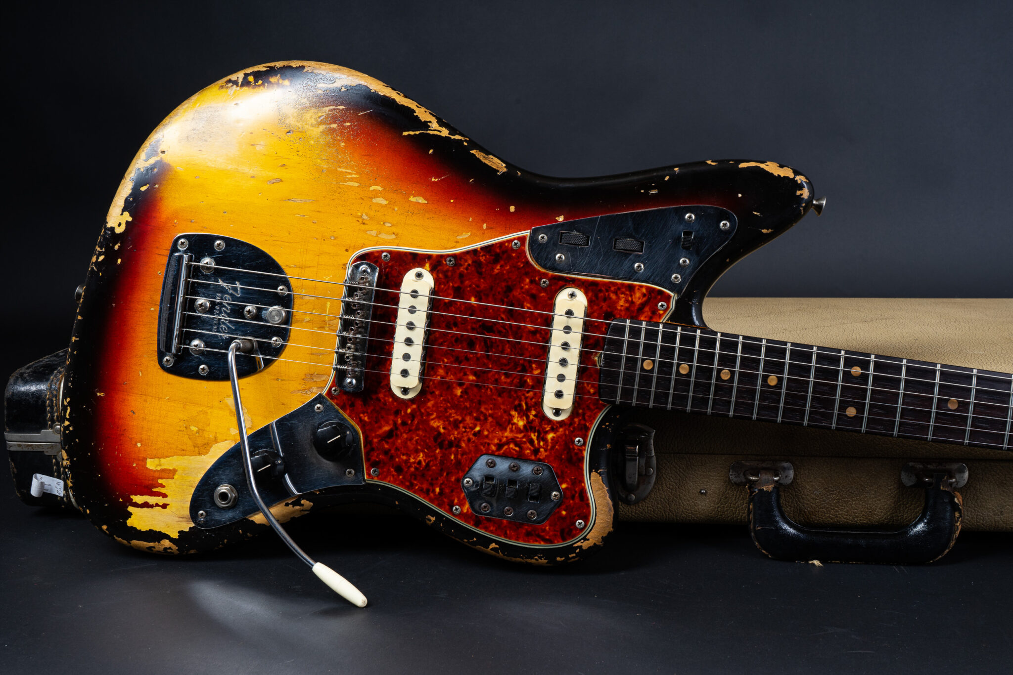 https://guitarpoint.de/app/uploads/products/1964-fender-jaguar-sunburst-2/1964-Fender-Jaguar-Sunburst-L22324-9-2048x1366.jpg