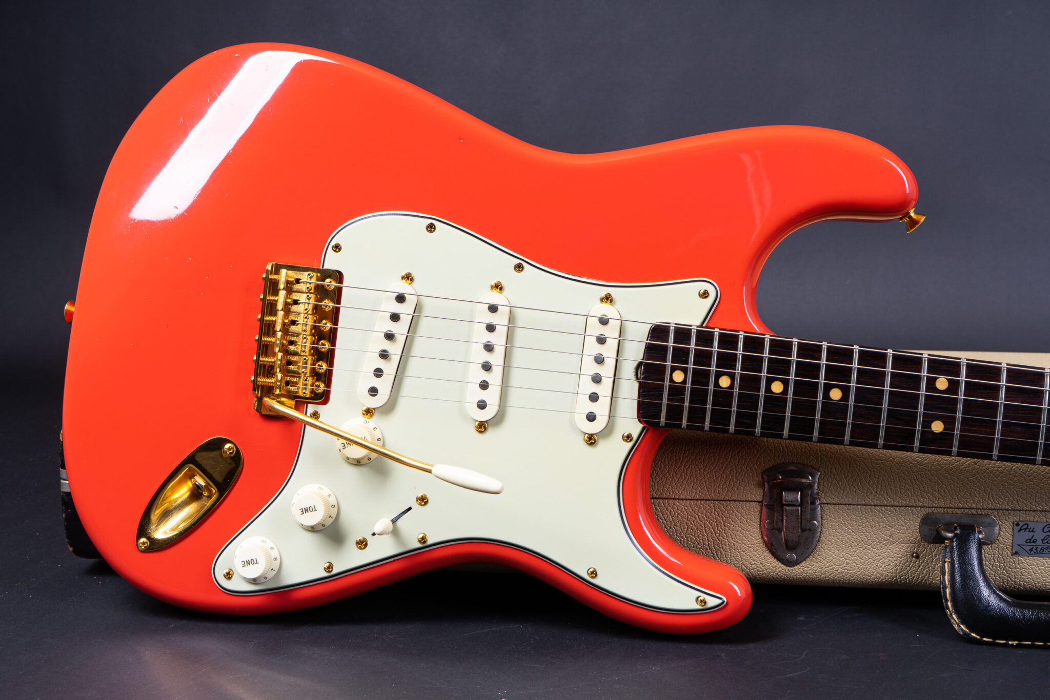 https://guitarpoint.de/app/uploads/products/1964-fender-stratocaster-fiesta-red-gold-hardware/1964-Fender-Stratocaster-Fiesta-Red-L36615-9-2048x1366.jpg