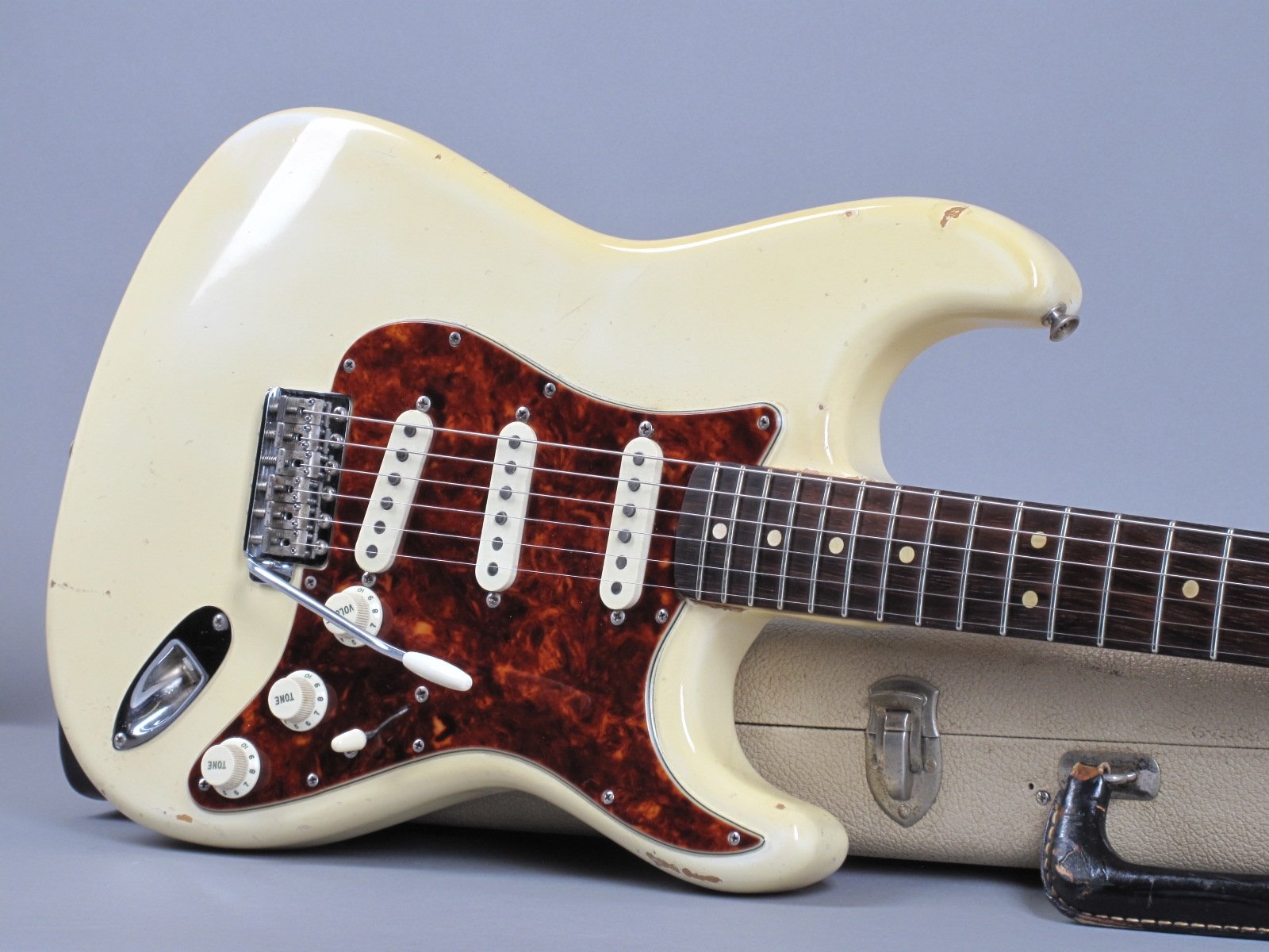 White stratocaster. Fender Stratocaster Olympic White. Fender Stratocaster белый. Fender Olympic White. Stratocaster Black Custom Pickguard.