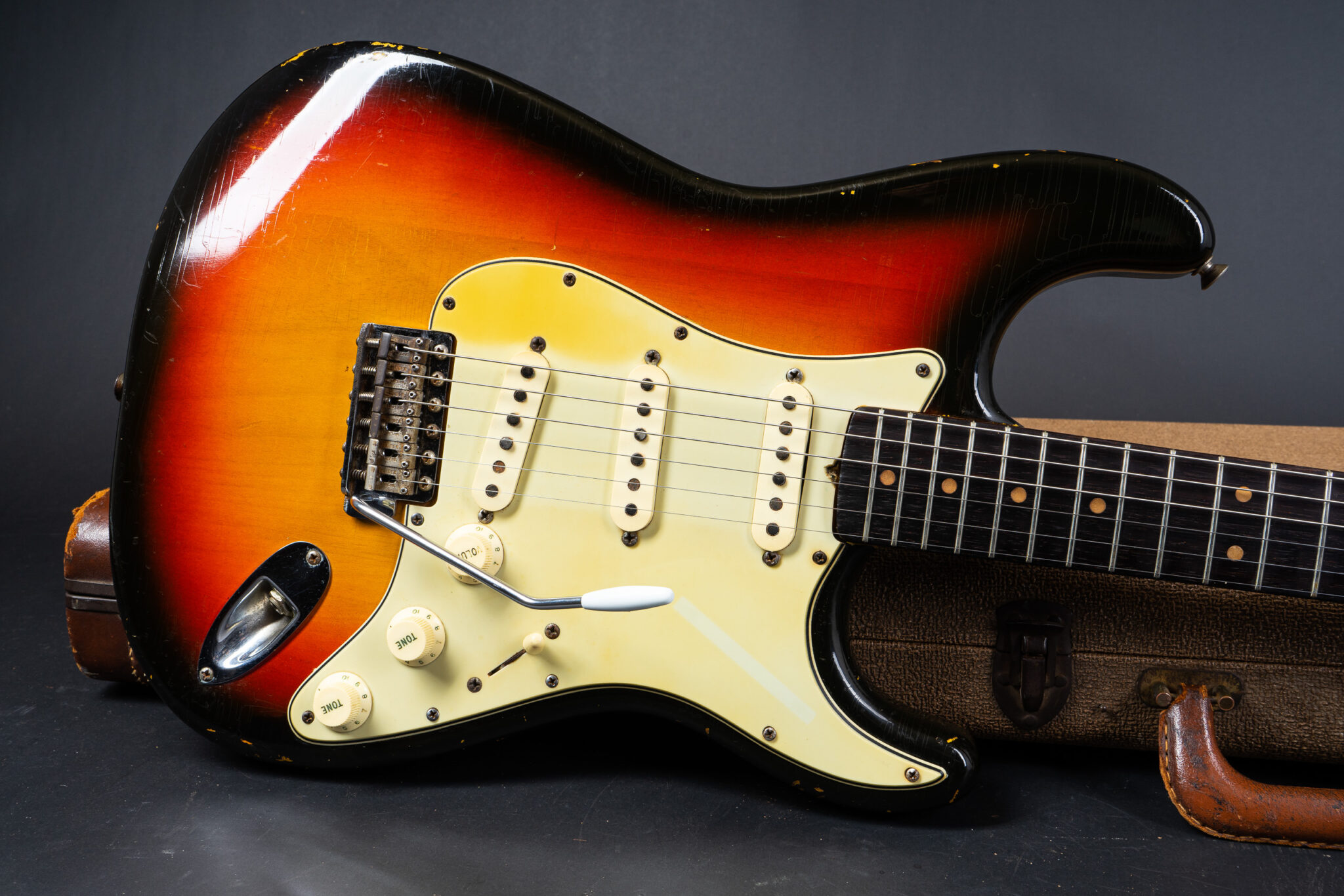 https://guitarpoint.de/app/uploads/products/1964-fender-stratocaster-sunburst-3/1964-Fender-Stratocaster-Sunburst-L48010-9-2048x1366.jpg