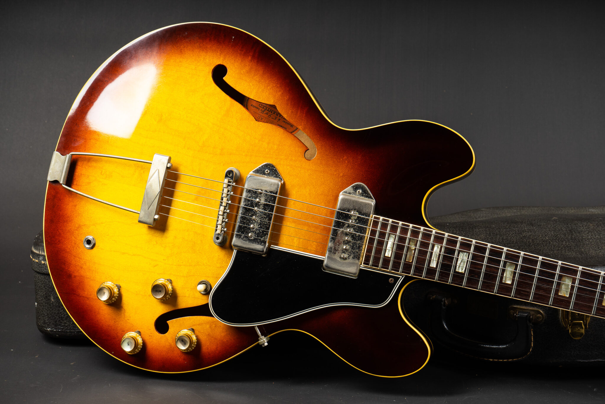 https://guitarpoint.de/app/uploads/products/1964-gibson-es-330-td-sunburst-2/1964-Gibson-ES330TD-Vi64GiES330TD65948-9-2048x1366.jpg