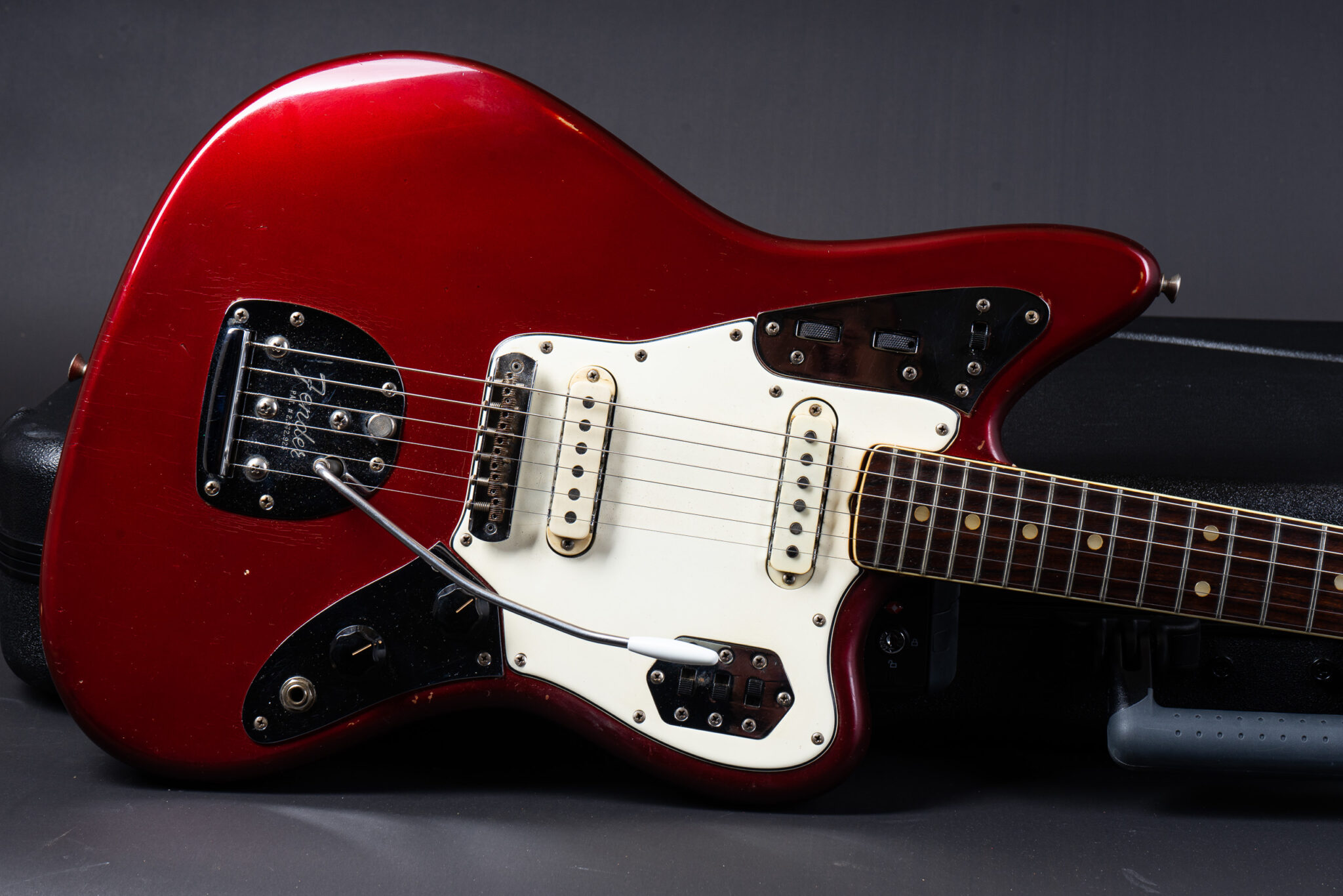 https://guitarpoint.de/app/uploads/products/1965-fender-jaguar-candy-apple-red/1965-Fender-Jaguar-CAR-g-1-2048x1366.jpg