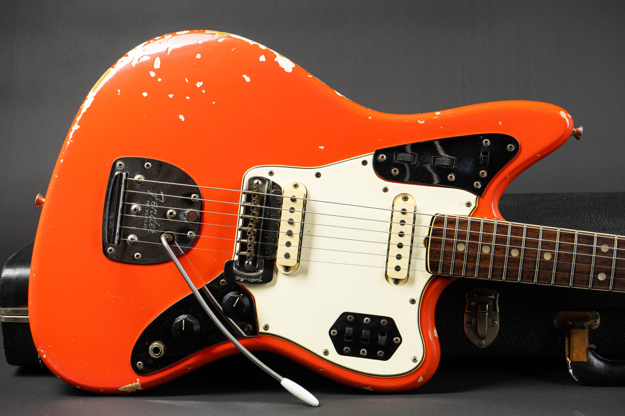https://guitarpoint.de/app/uploads/products/1965-fender-jaguar-fiesta-red/1965-Fender-Jaguar-Fiesta-Red-L65074-9-2048x1366.jpg