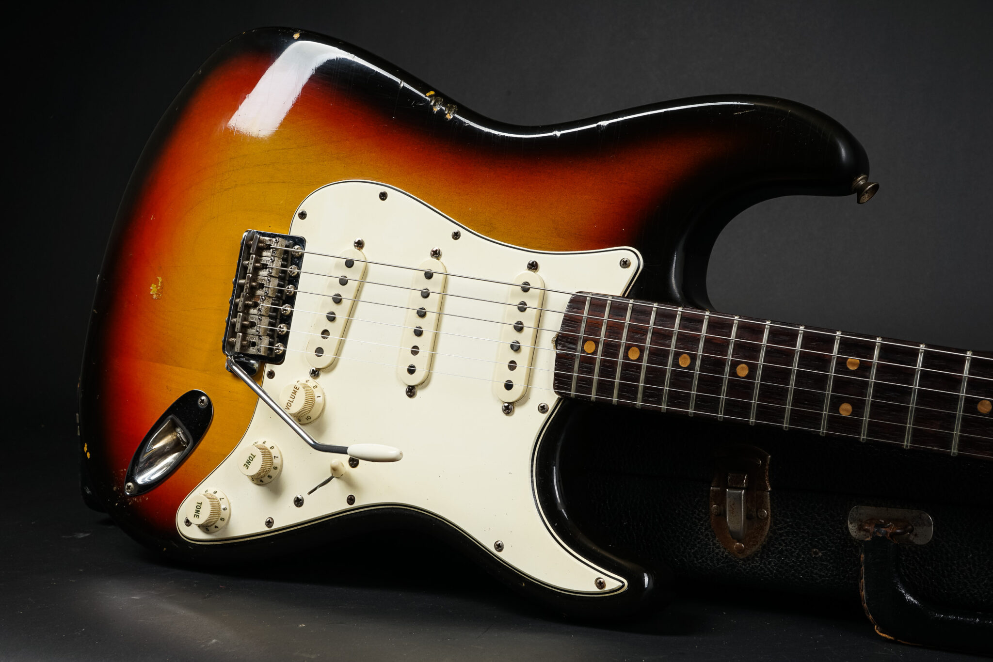 https://guitarpoint.de/app/uploads/products/1965-fender-stratocaster-sunburst-2/1965-Fender-Stratocaster-Sunburst-L68640-12-2048x1366.jpg