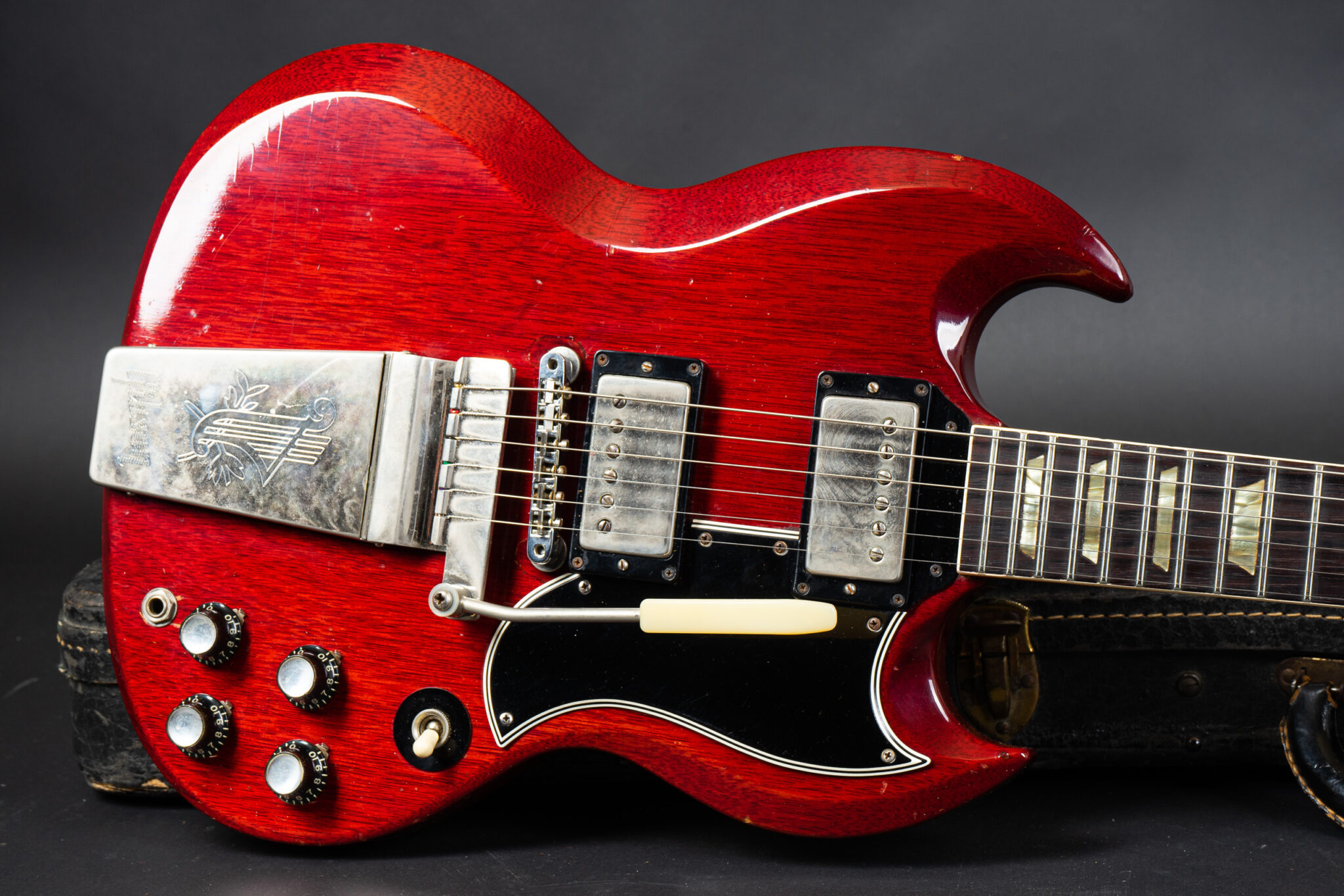 https://guitarpoint.de/app/uploads/products/1965-gibson-sg-standard-cherry-all-64-specs/1965-Gibson-SG-Standard-Cherry-252188-10-2048x1366.jpg