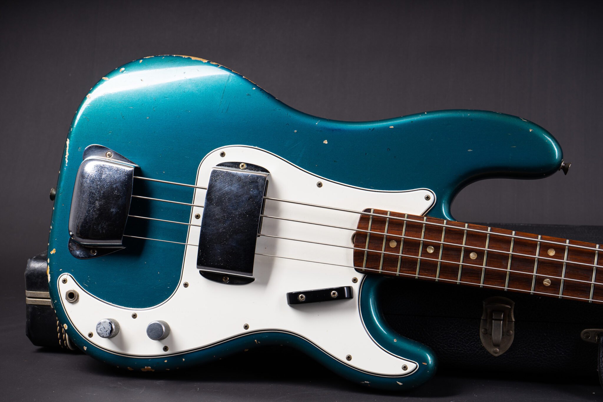https://guitarpoint.de/app/uploads/products/1966-fender-precision-bass-lake-placid-blue/1966-Fender-Precision-Bass-Lake-Placid-Blue-121747-9-2048x1366.jpg