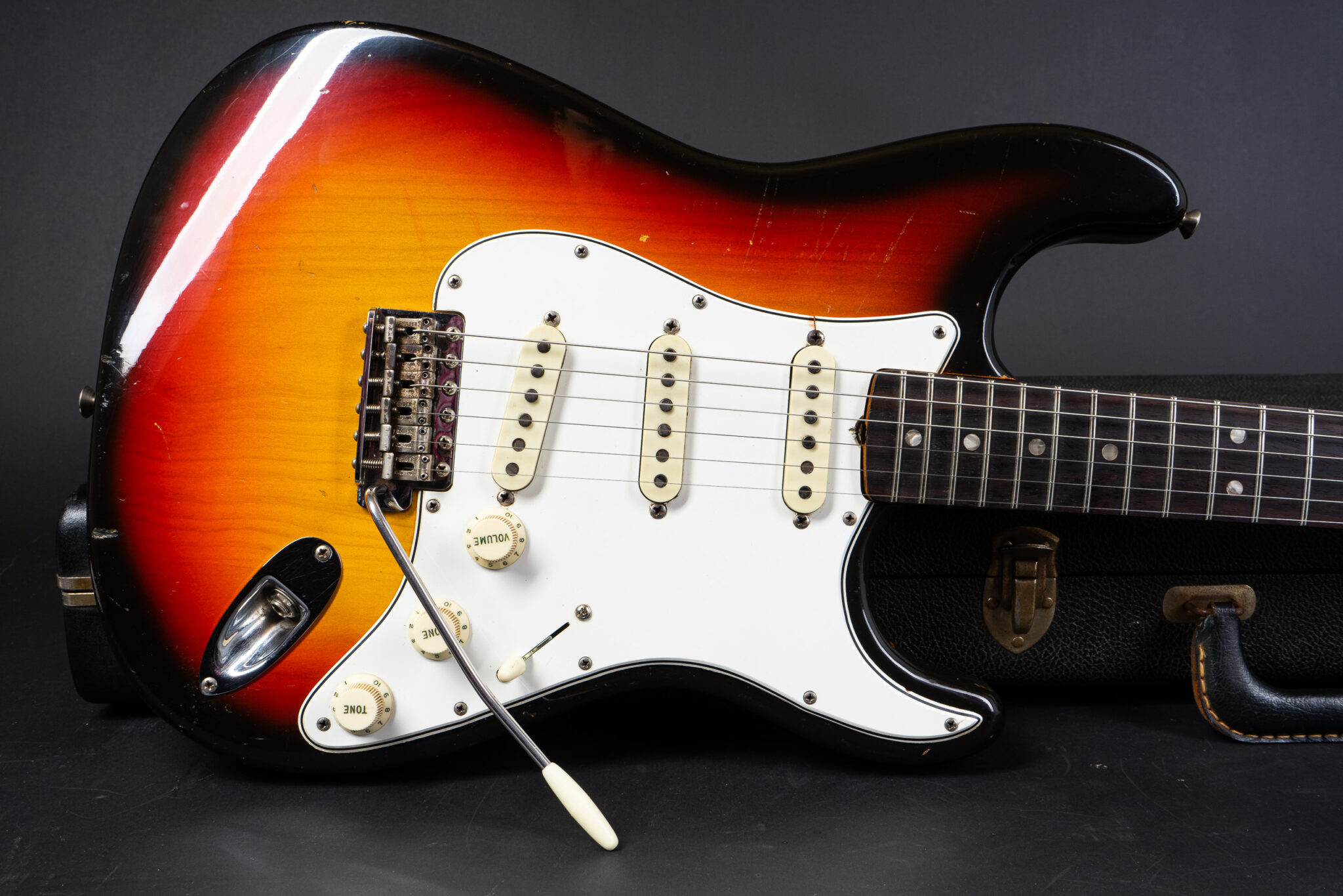https://guitarpoint.de/app/uploads/products/1966-fender-stratocaster-sunburst-2/1966-Fender-Stratocaster-Sunburst-117295-11-2048x1366.jpg