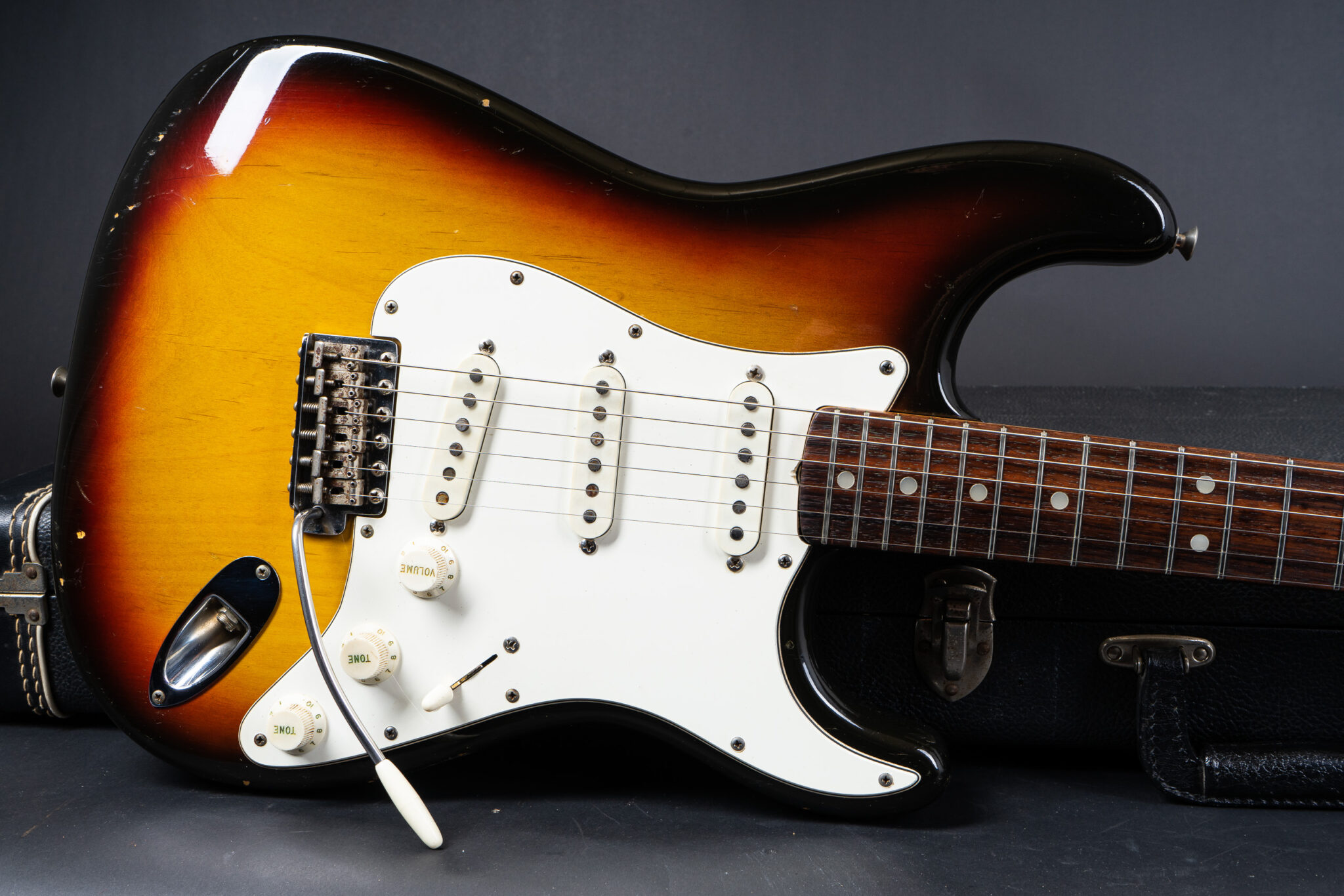 https://guitarpoint.de/app/uploads/products/1971-fender-stratocaster-3-tone-sunburst-308371/1971-Fender-Stratocaster-Sunburst-308371-9-2048x1366.jpg