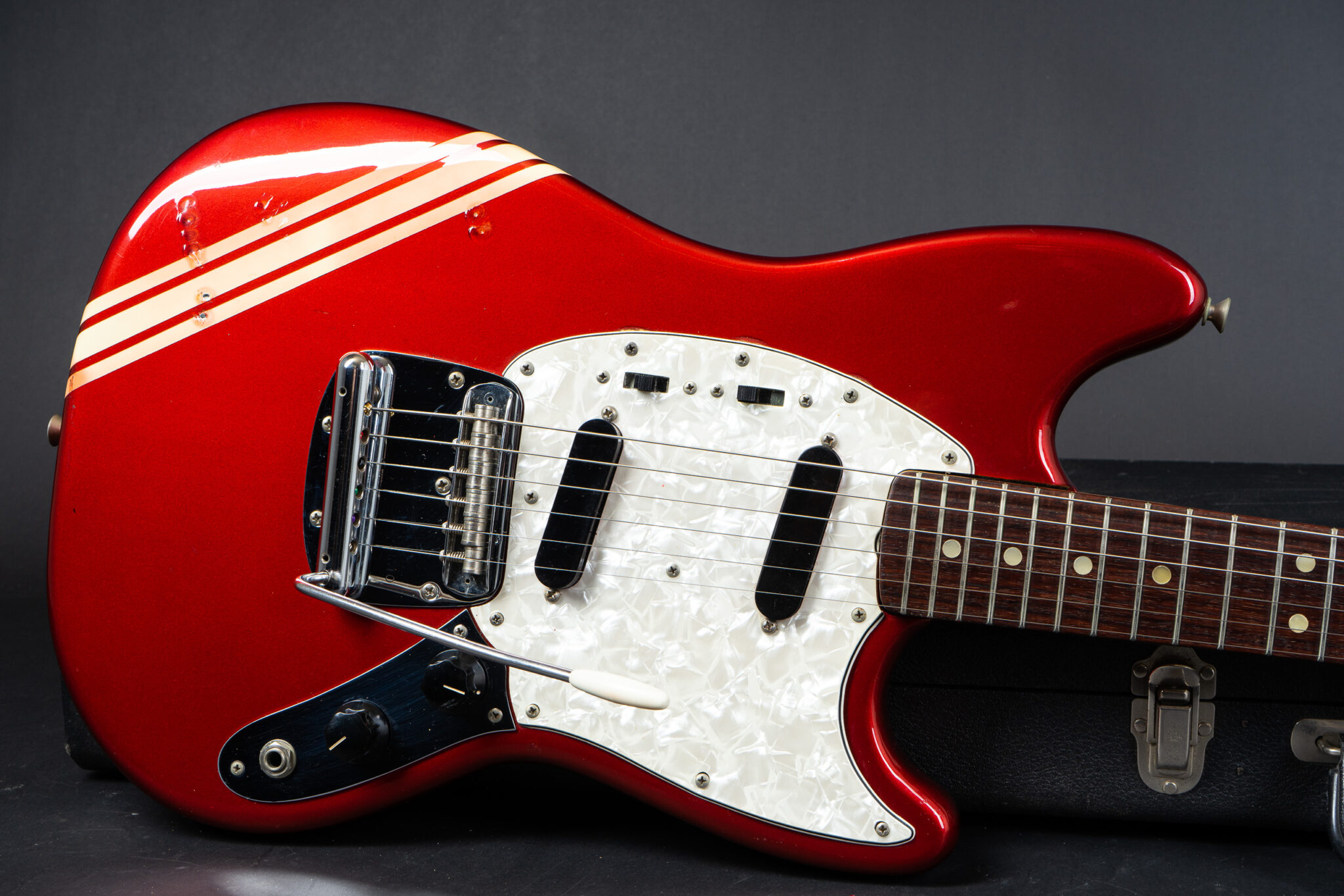 https://guitarpoint.de/app/uploads/products/1972-fender-mustang-competition-red/1972-Fender-Mustang-Competition-Red-347339-9-2048x1366.jpg