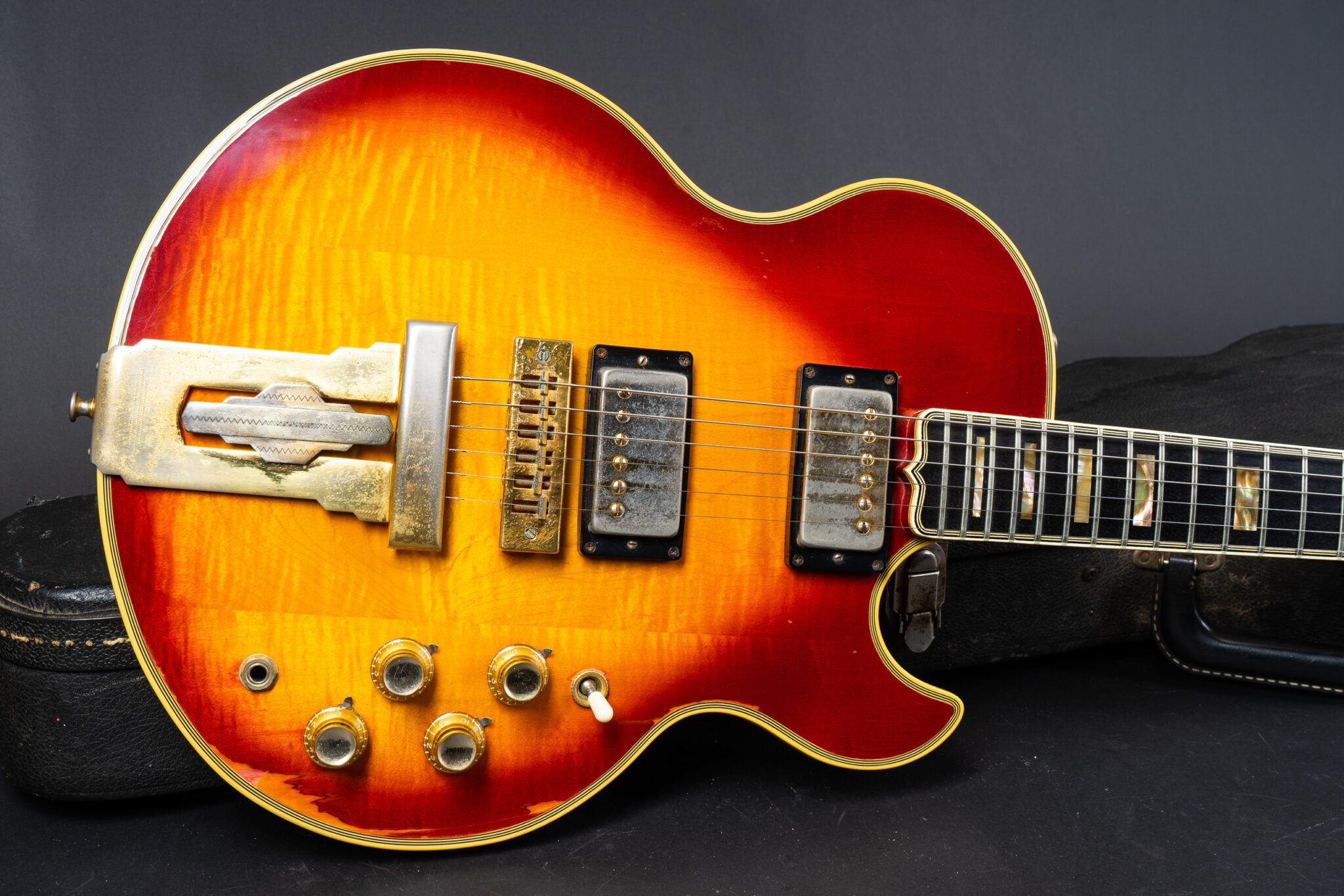 https://guitarpoint.de/app/uploads/products/1973-gibson-l5s-flamed-maple-cherry-sunburst/1970s-Gibson-L5S-CSB-127795-8-2048x1366.jpg