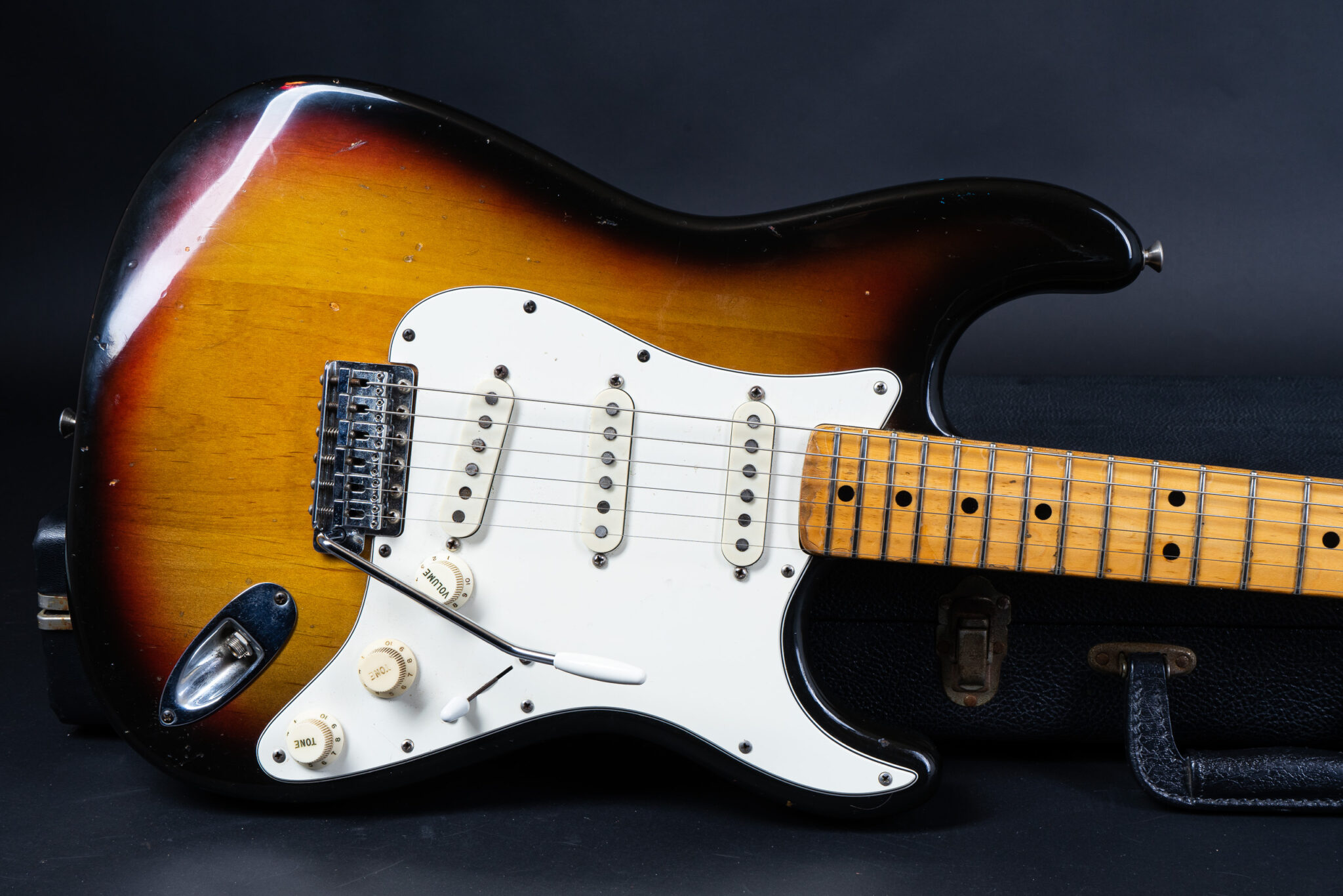 https://guitarpoint.de/app/uploads/products/1974-fender-stratocaster-3-tone-sunburst/1974-Fender-Stratocaster-Suinburst-523238-8-2048x1366.jpg