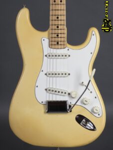 ホワイトソリッドボディエレキギター Set with fender case Amazon.com: Fender Squier Sonic Stratocaster - Arctic White