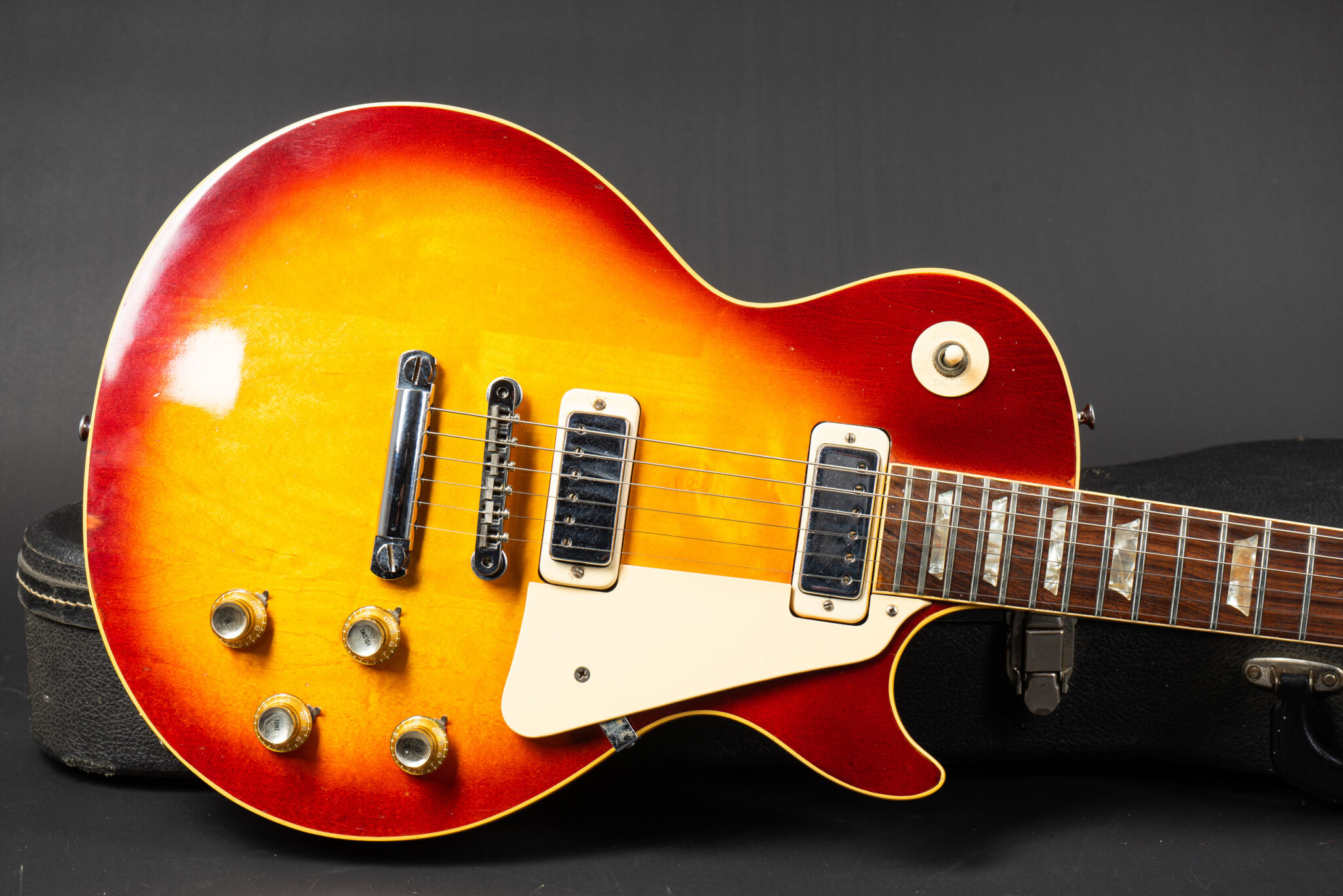 https://guitarpoint.de/app/uploads/products/1974-gibson-les-paul-deluxe-sunburst-2/1974-Gibson-Les-Paul-Deluxe-Csb-171559-9-2048x1366.jpg