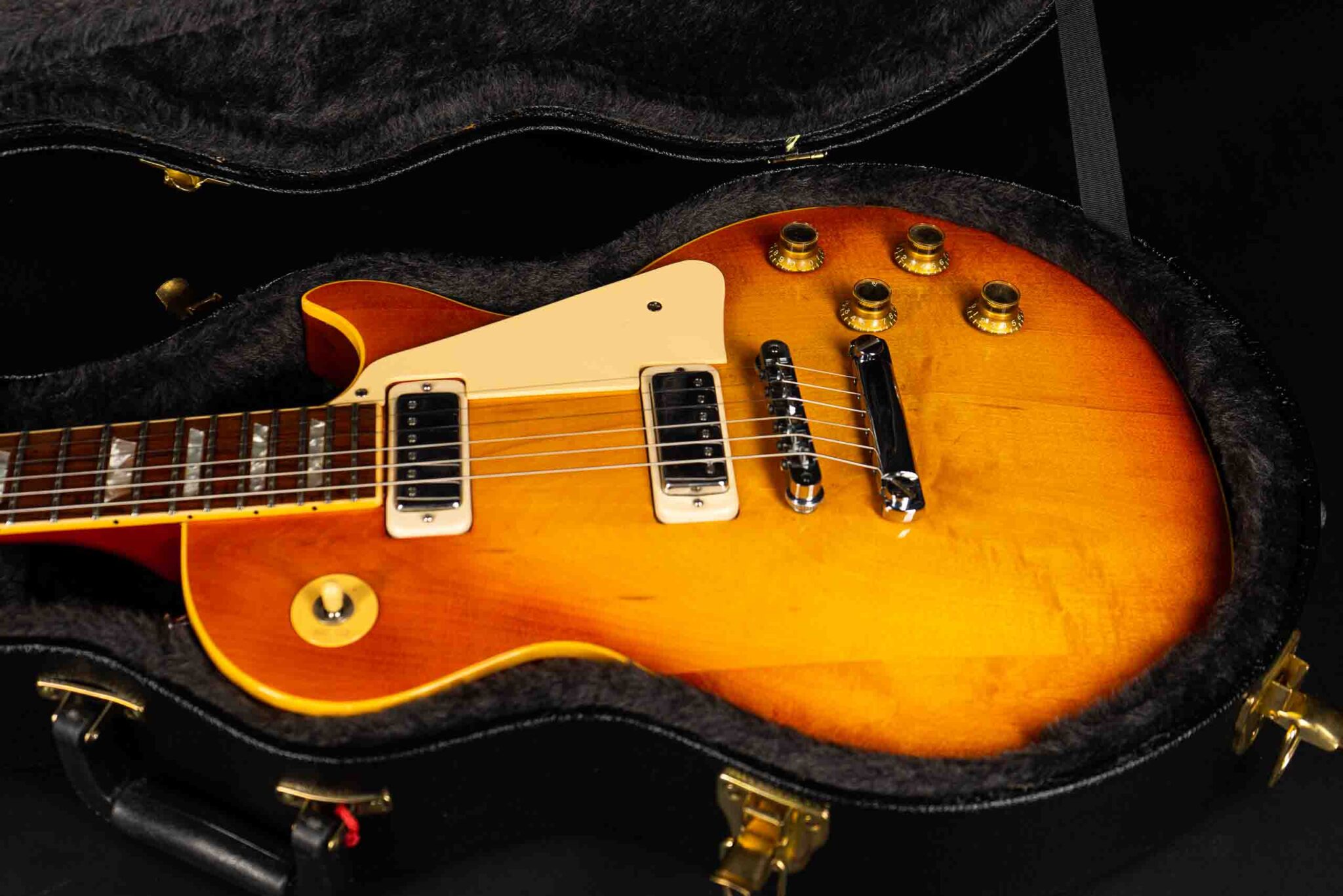 1975 Gibson Les Paul Deluxe – Sunburst – GuitarPoint