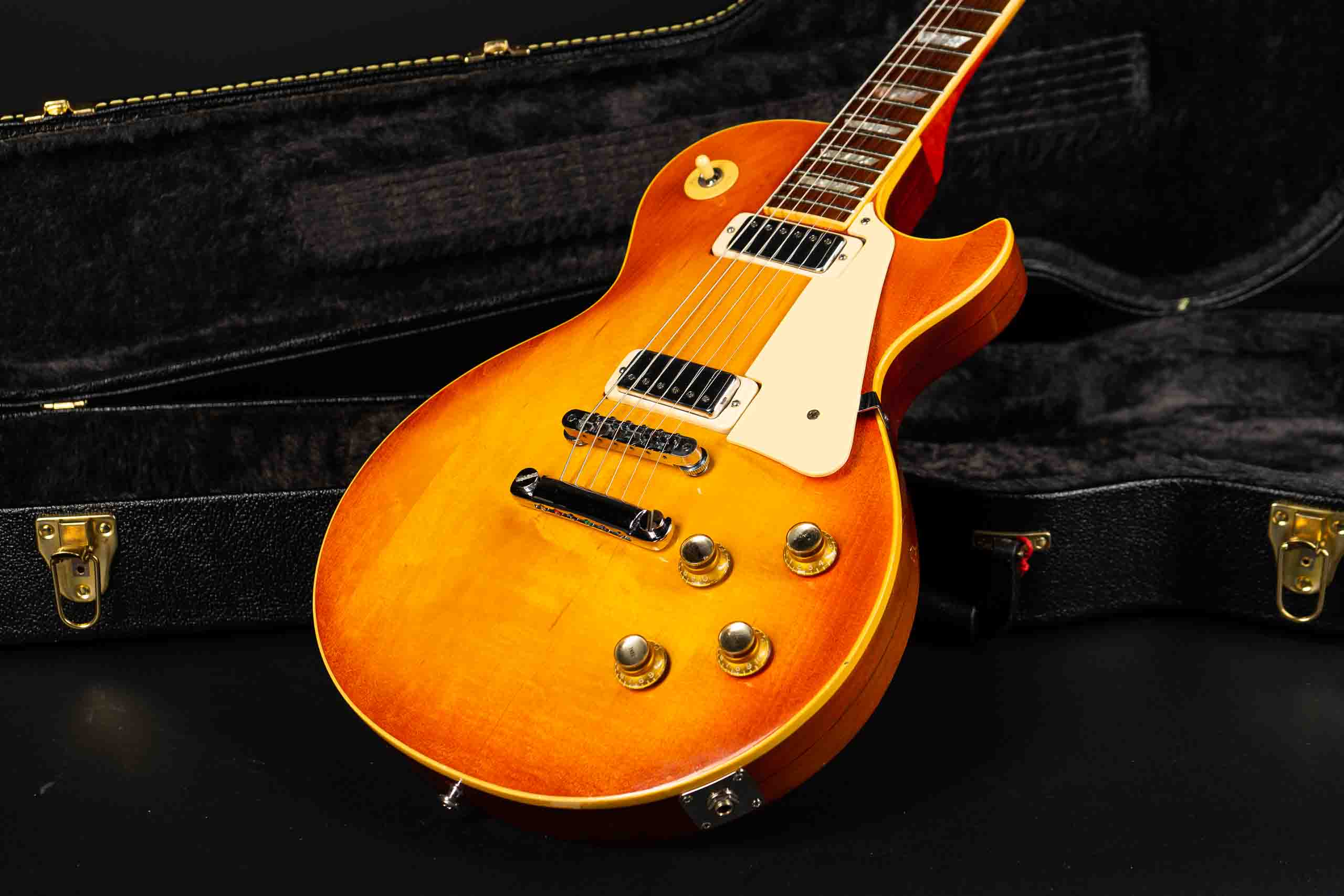 1975 Gibson Les Paul Deluxe - Sunburst - GuitarPoint