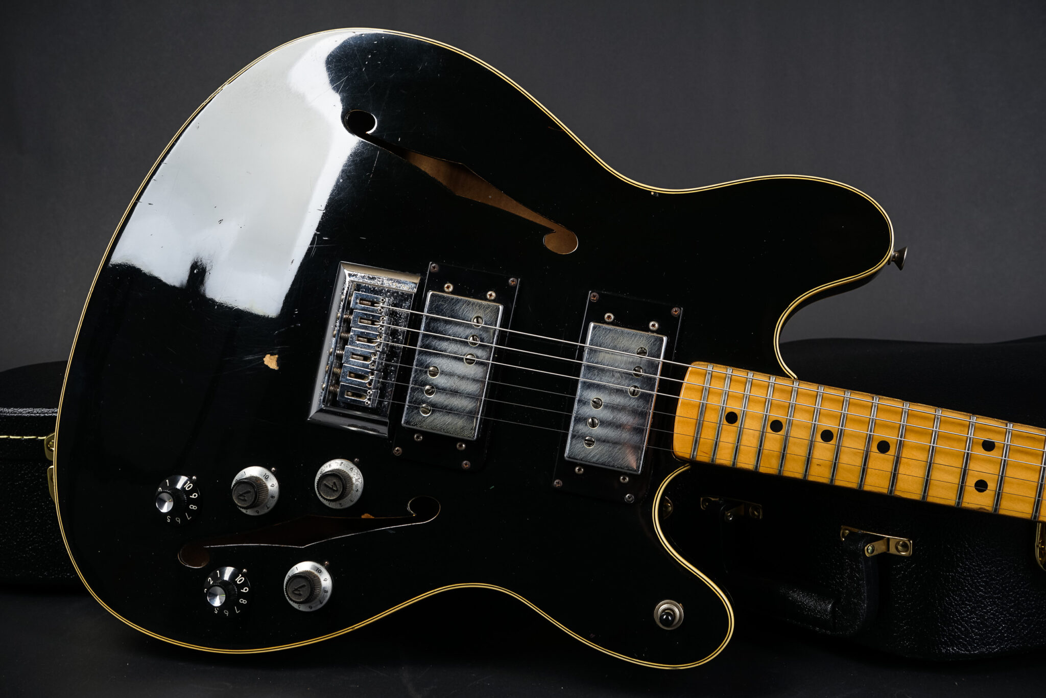 https://guitarpoint.de/app/uploads/products/1976-fender-starcaster-black/1975-Fender-Starcaster-Black-712959-9-2048x1366.jpg