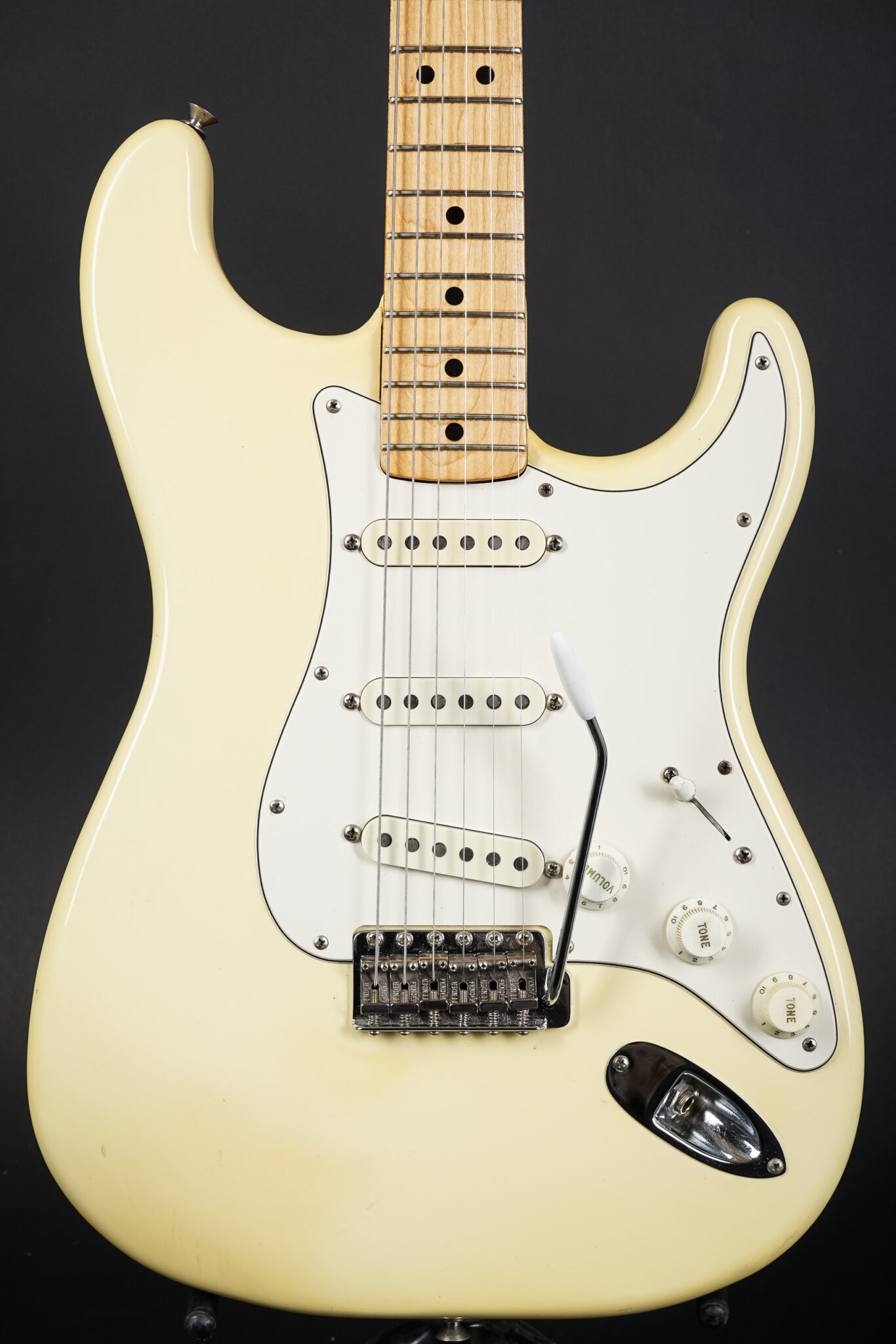 美品Fender Stratocaster アイボリー Fender Stratocaster Ivory Electric Guitar, Maple Fretboard