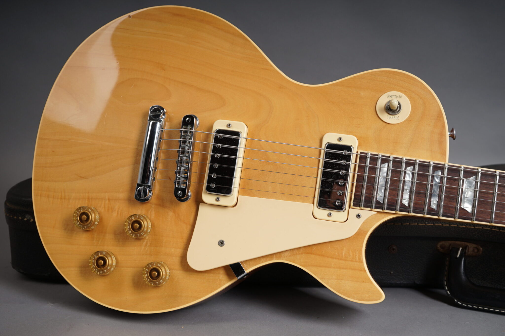 https://guitarpoint.de/app/uploads/products/1980-gibson-les-paul-deluxe-natural/1980-Gibson-Les-Paul-Deluxe-Natural-83460509-7-scaled-2048x1362.jpg