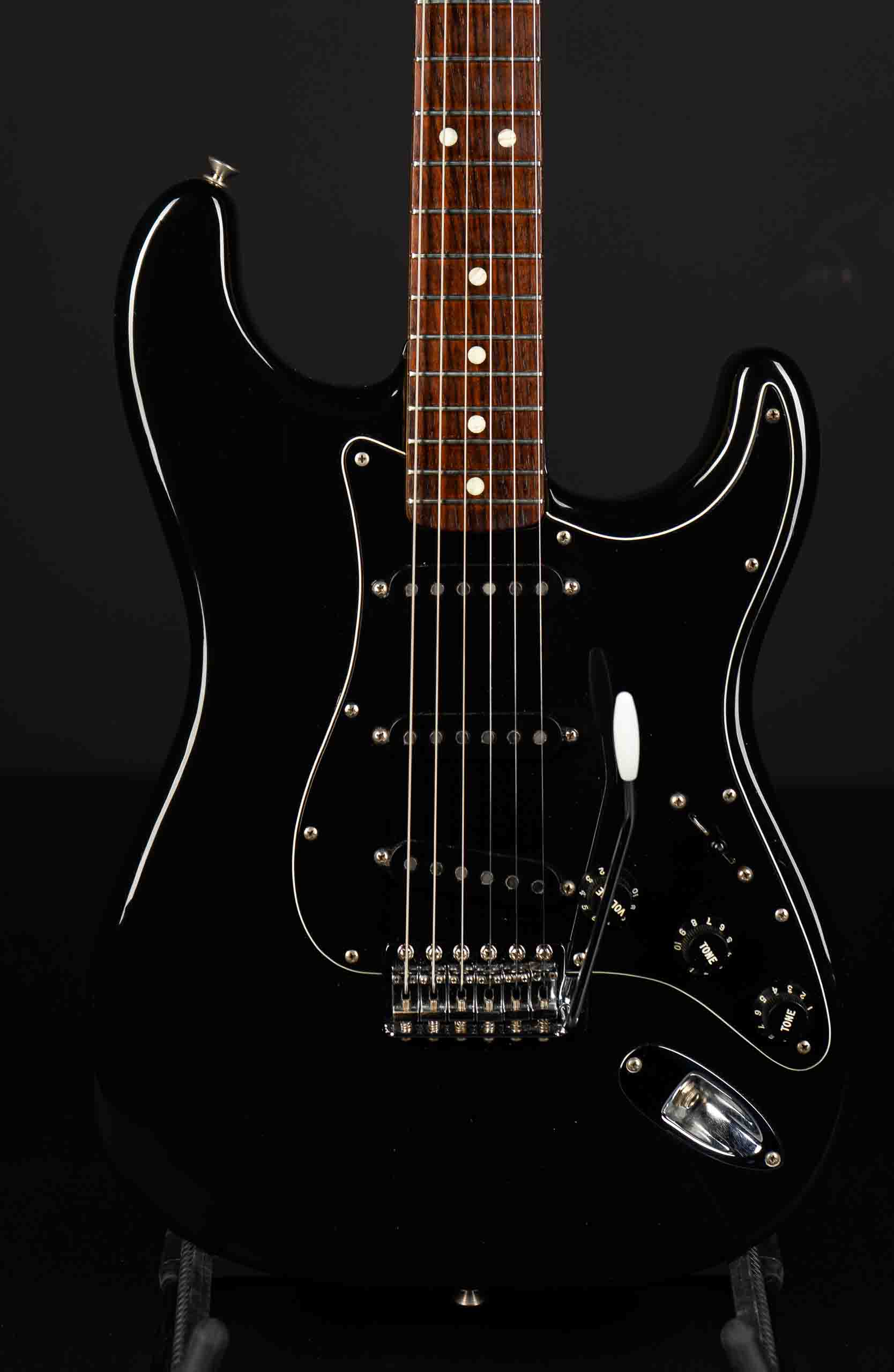 Fender Stratocaster 黒 エレキギター Amazon.co.jp: Squier by Fender スクワイヤー エレキギター