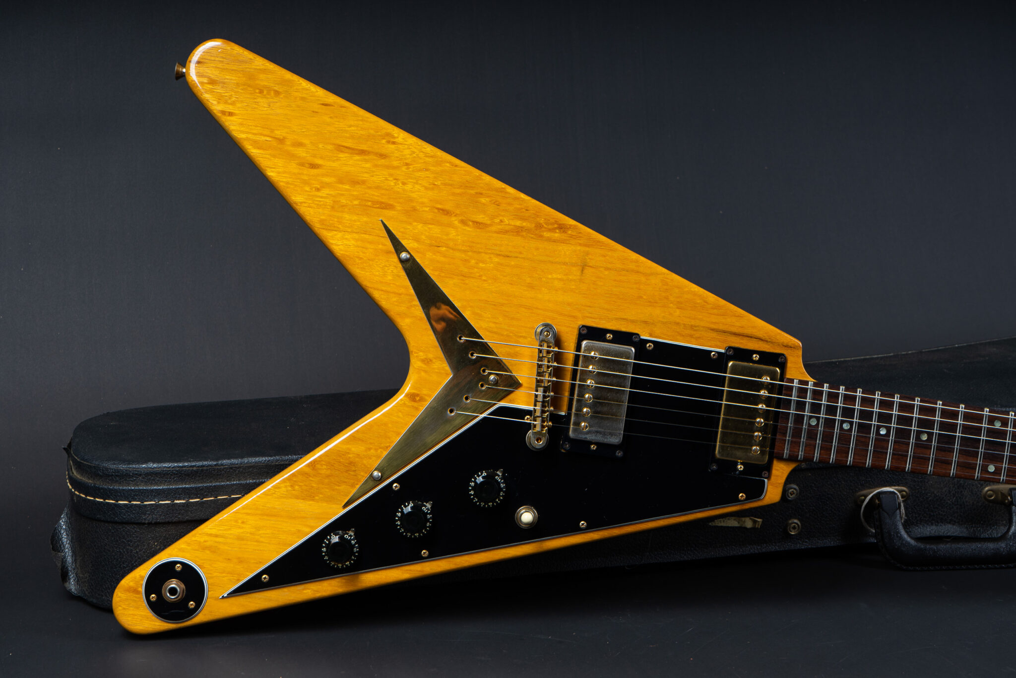 https://guitarpoint.de/app/uploads/products/1982-gibson-heritage-series-flying-v-korina-natural-2/1982-Gibson-Heritage-Flying-V-D102-9-2048x1366.jpg