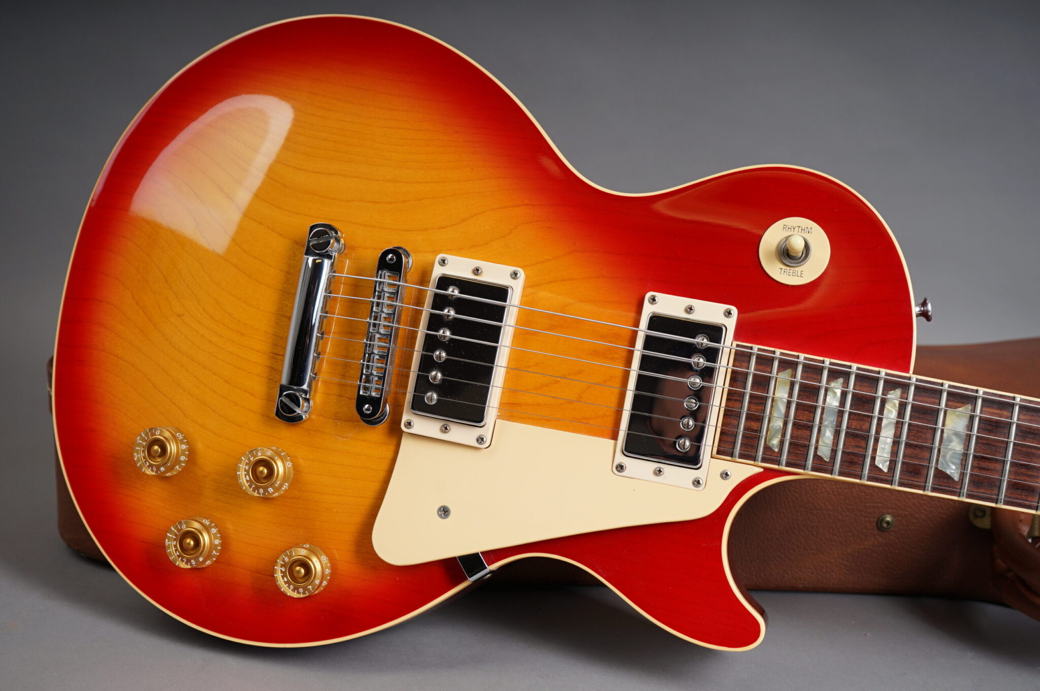 https://guitarpoint.de/app/uploads/products/1993-gibson-les-paul-standard-one-piece-top/1993-Gibson-Les-Paul-Standard-CSB-93443418-9-scaled-2048x1362.jpg