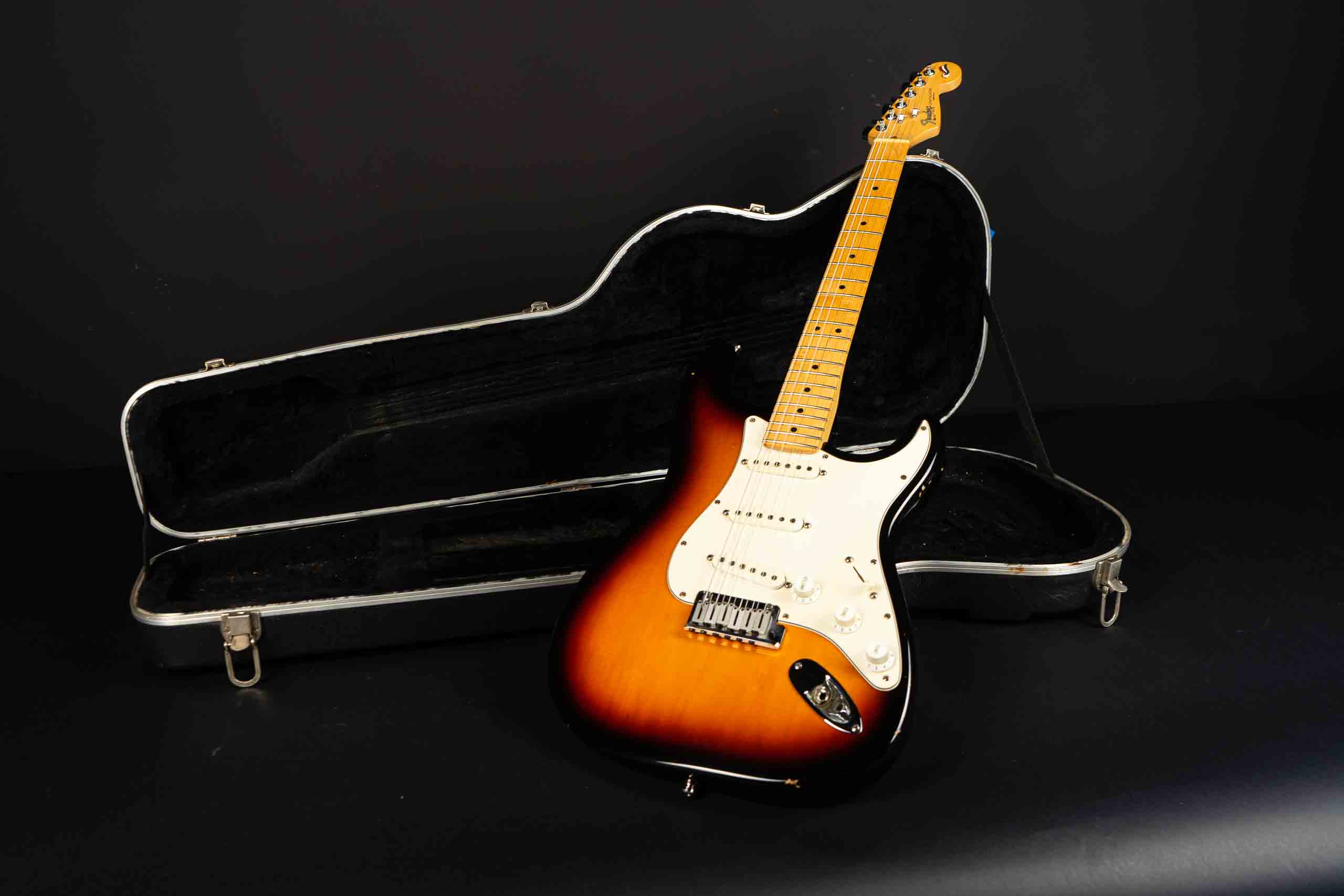 1994 Fender 40th Anniversary Stratocaster - Sunburst - GuitarPoint