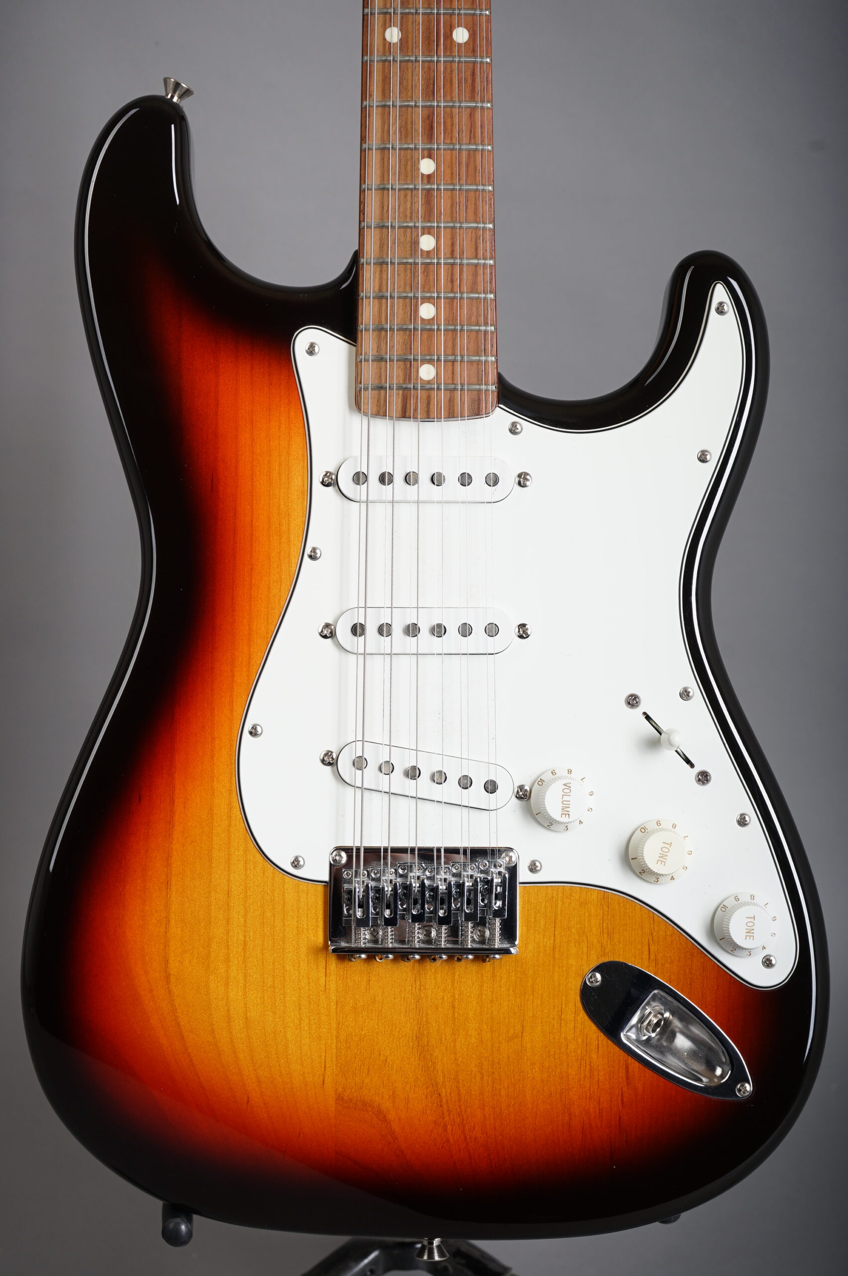2004 Fender Stratocaster XII – Sunburst – GuitarPoint