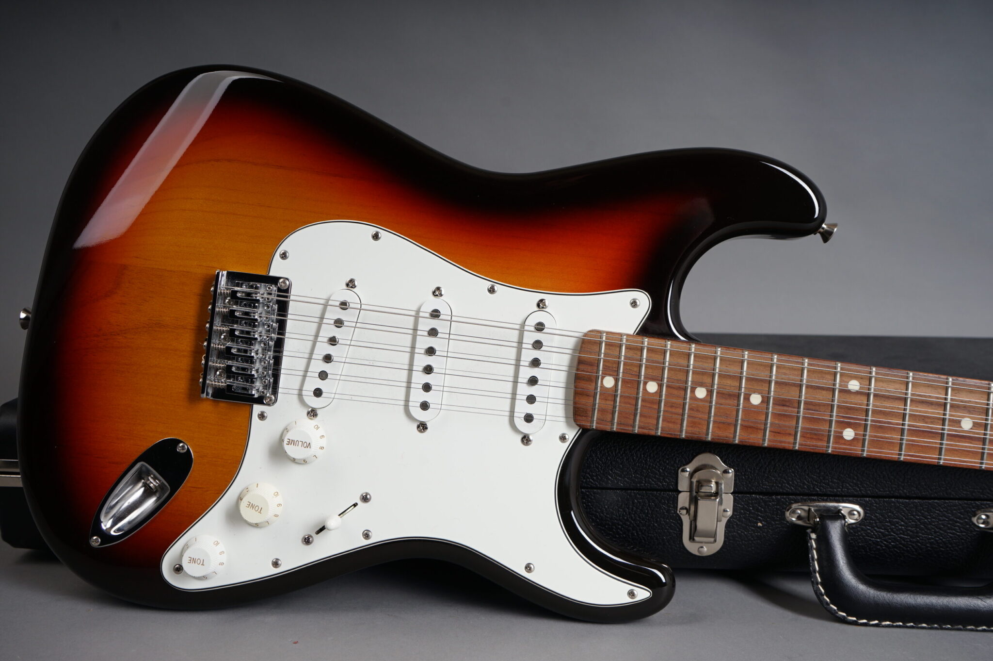 2004 Fender Stratocaster XII – Sunburst – GuitarPoint