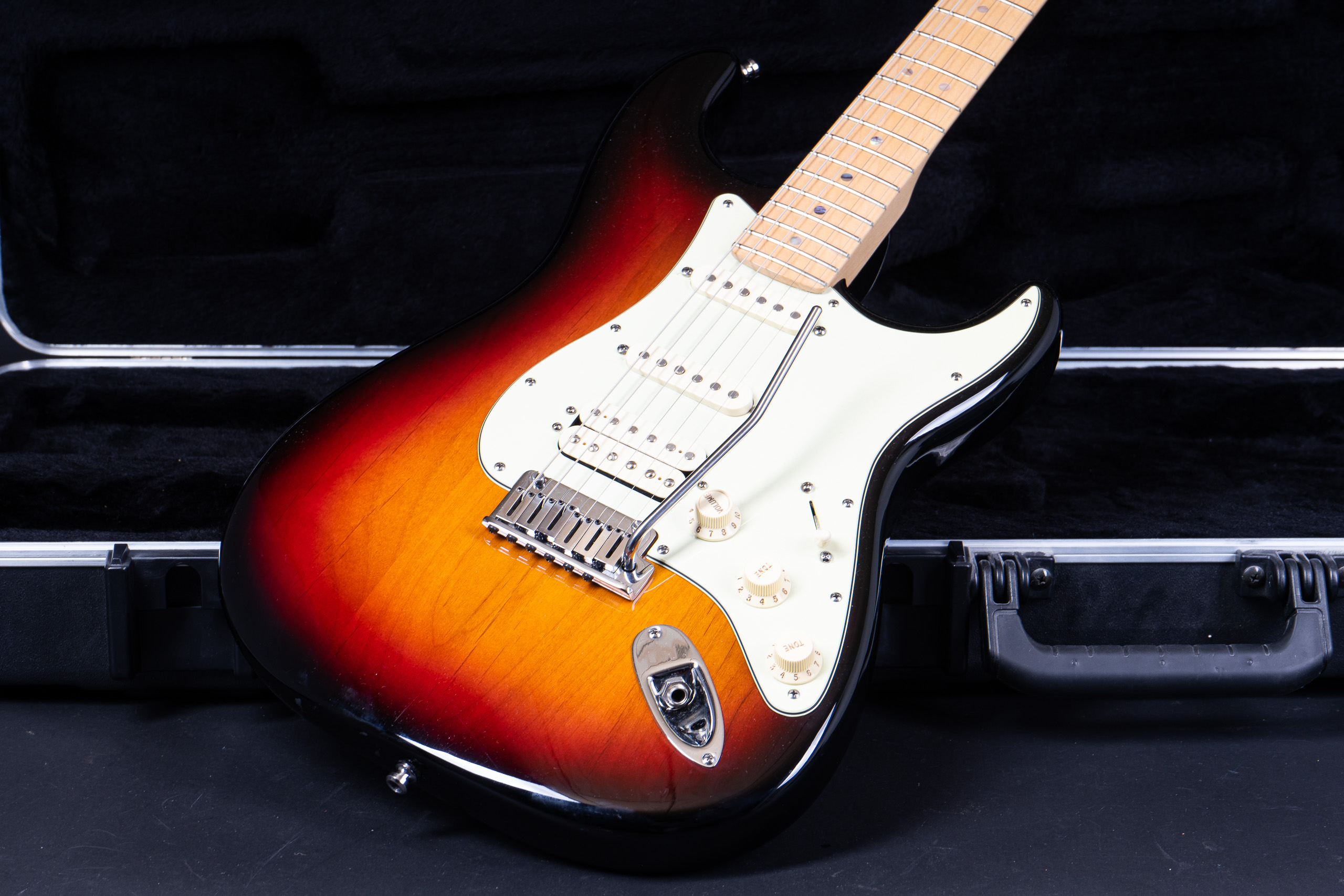 2009 Fender American Deluxe Stratocaster - Sunburst - GuitarPoint