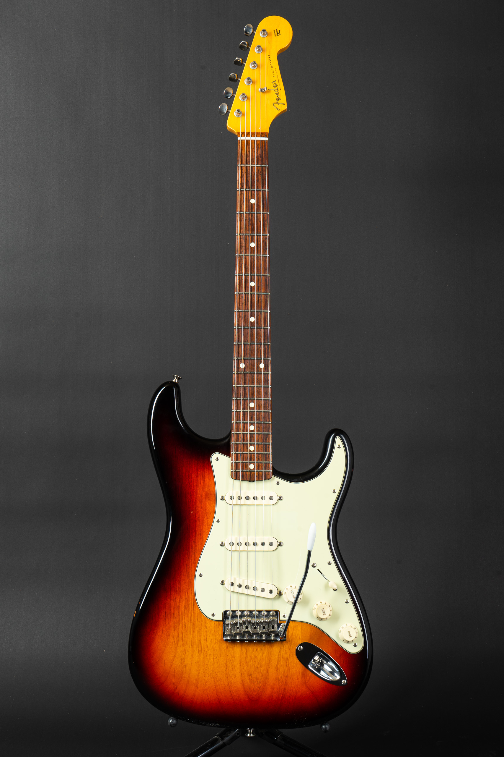 2011 Fender American Vintage 62 Stratocaster - Sunburst - GuitarPoint