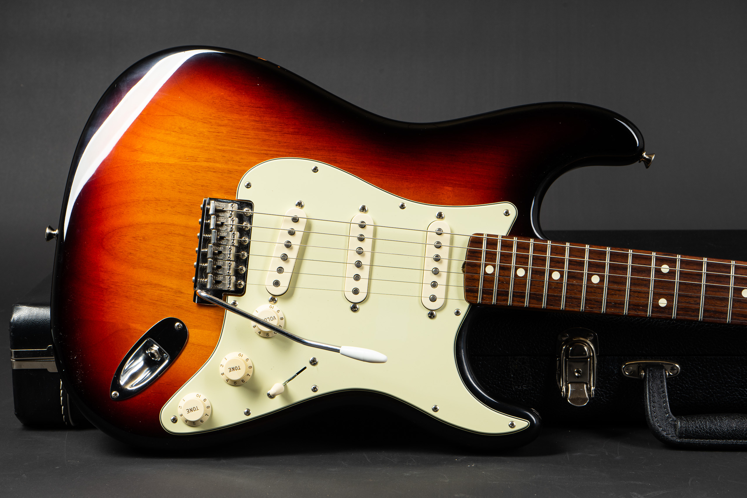 2011 Fender American Vintage 62 Stratocaster - Sunburst - GuitarPoint