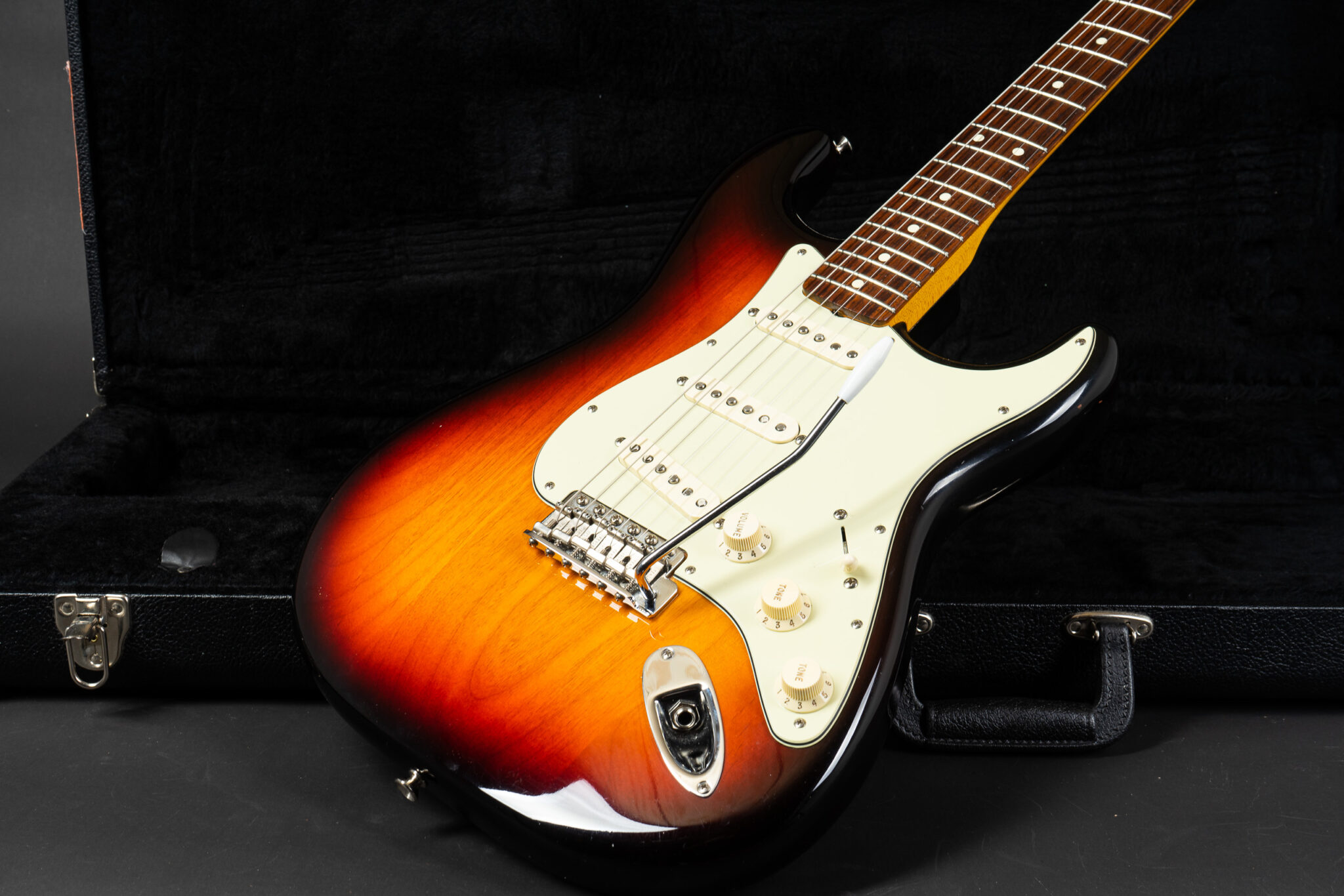 2011 Fender American Vintage 62 Stratocaster Sunburst GuitarPoint