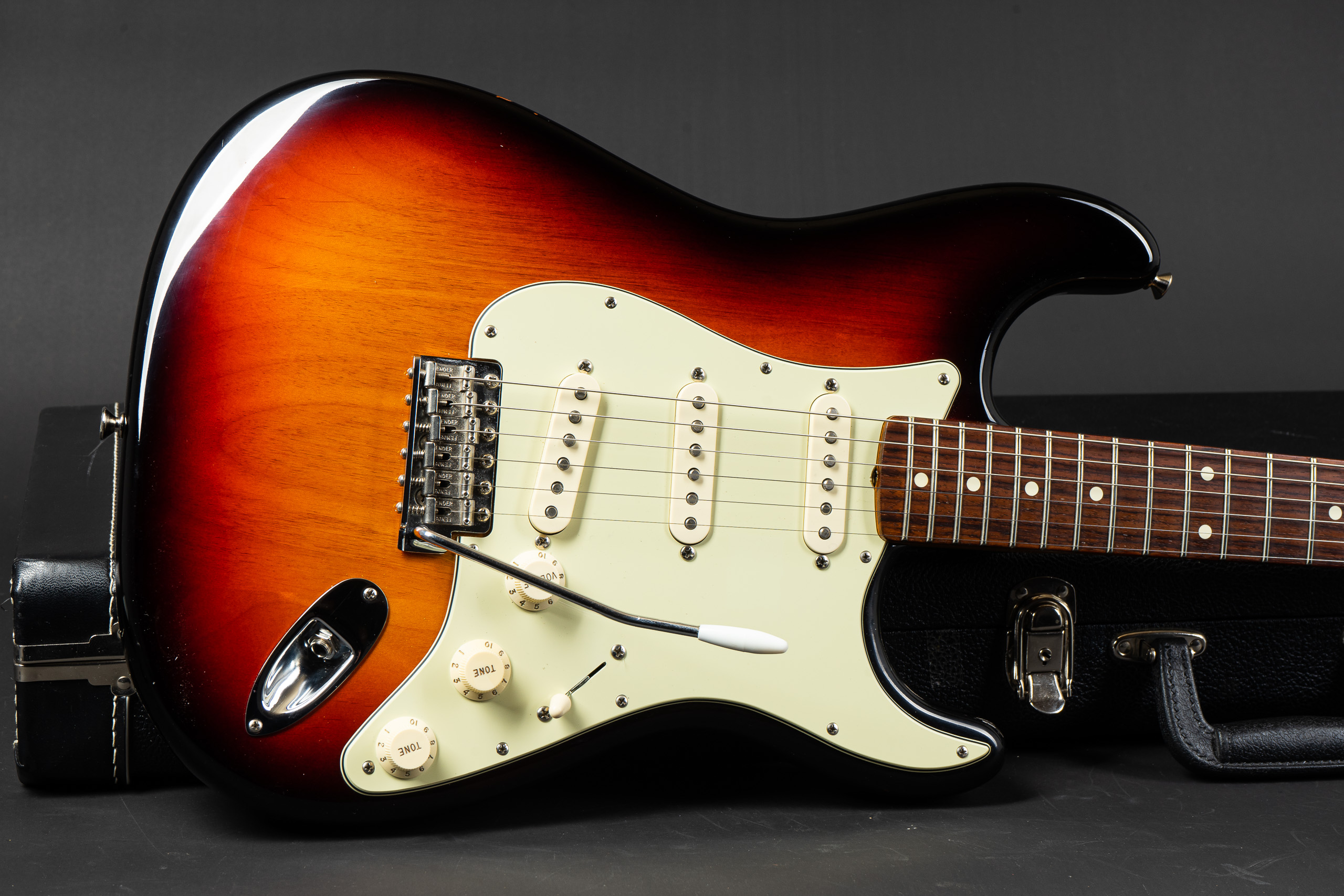 2011 Fender American Vintage 62 Stratocaster - Sunburst - GuitarPoint
