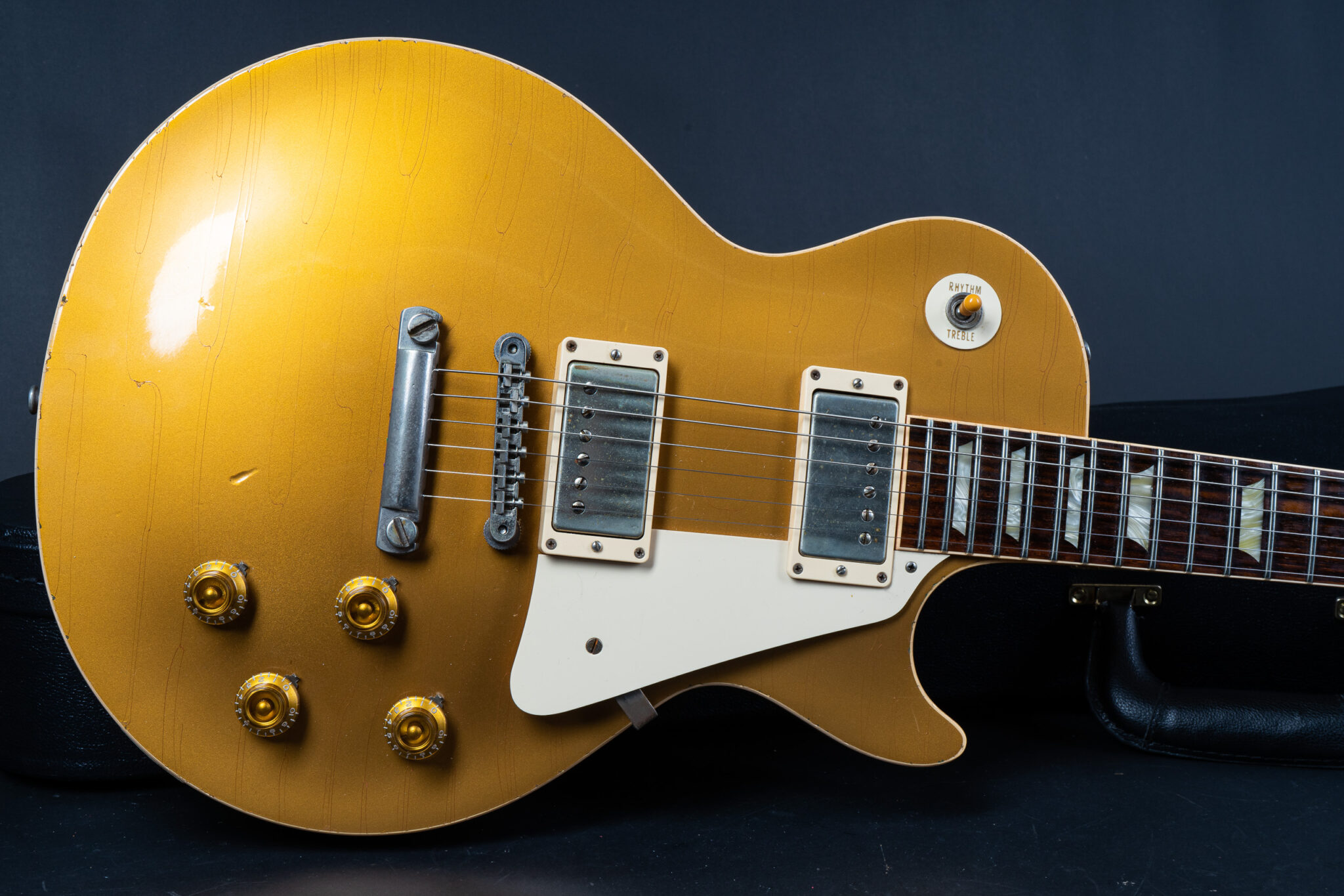 https://guitarpoint.de/app/uploads/products/2011-gibson-les-paul-1957-reissue-goldtop-lightly-aged/2011-Gibson-LP-1957-Goldtop-Aged-71881-9-2048x1366.jpg