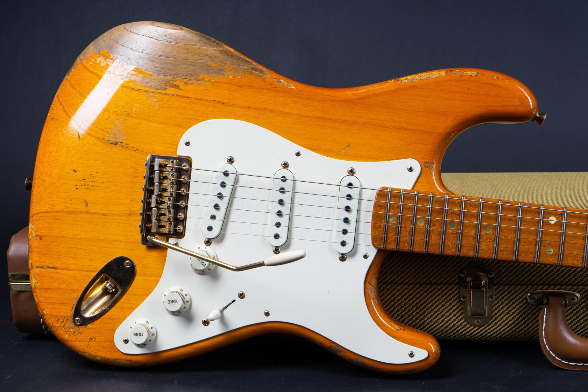 https://guitarpoint.de/app/uploads/products/2015-fender-dale-wilson-masterbuilt-50s-stratocaster-honeyburst/2015-Fender-Stratocaster-50s-MBDW-HBST-9-2048x1366.jpg
