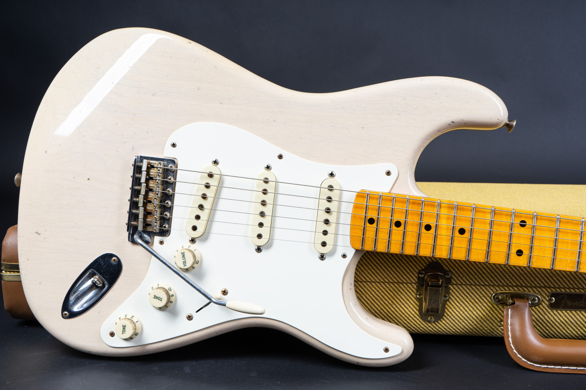 https://guitarpoint.de/app/uploads/products/2016-fender-john-cruz-masterbuilt-1956-stratocaster-dirty-white-blonde/2016-Fender-John-Cruz-Masterbuilt-Stratocaster-1956-JC3000-9-2048x1366.jpg