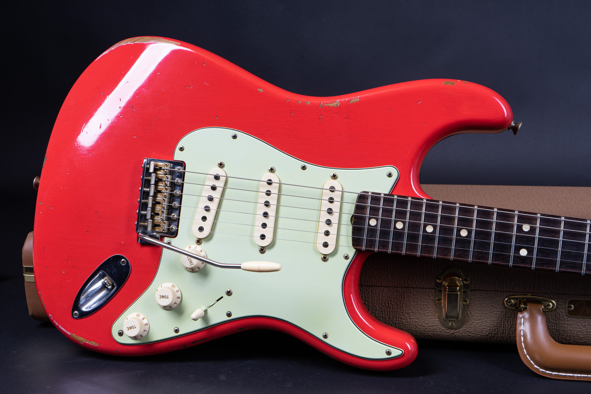 https://guitarpoint.de/app/uploads/products/2017-fender-custom-shop-1962-stratocaster-relic-fiesta-red/2017-Fender-Stratocaster-Fiesta-Red-Custom-Shop-R90421-10-2048x1366.jpg